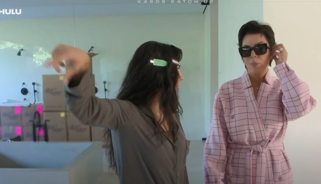 Kim Kardashian forklarer sin semi-uforstående mor, hvordan "hans" skab skal se ud.