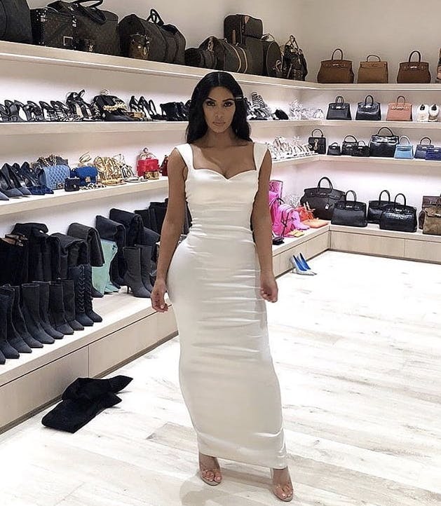 Kim Kardashian viser med jævne mellemrum sine gigantiske "skabe" frem på Instagram. Hun har både et rum dedikeret til sko og taske og det, hun selv kalder et "fitting room".