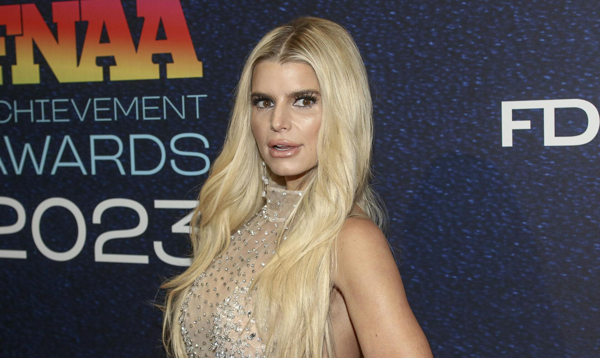 Jessica Simpson er ved at sætte gang i musikkarrieren igen.