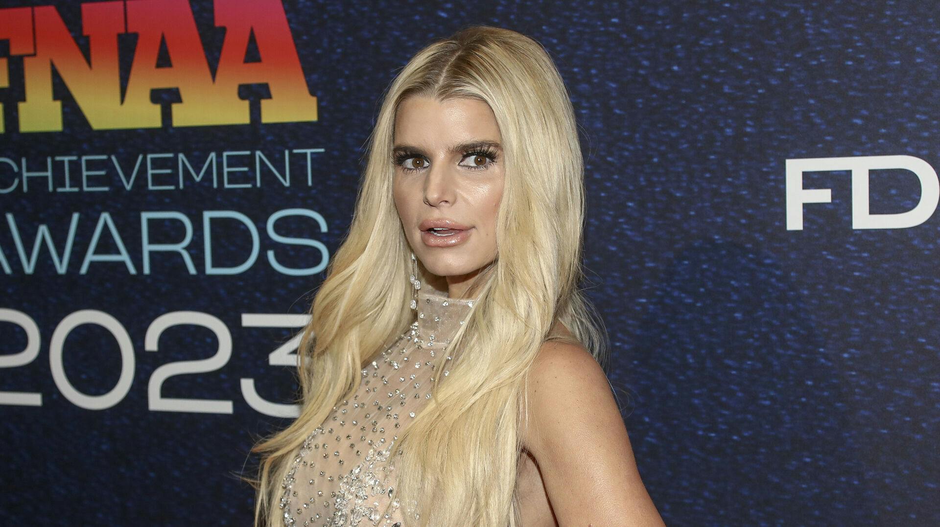 Jessica Simpson er ved at sætte gang i musikkarrieren igen.