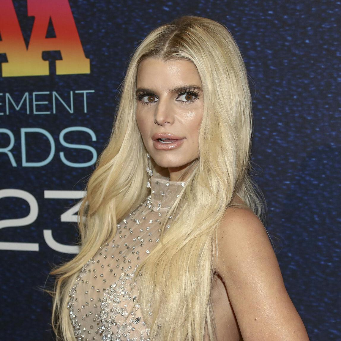 Jessica Simpson er ved at sætte gang i musikkarrieren igen.