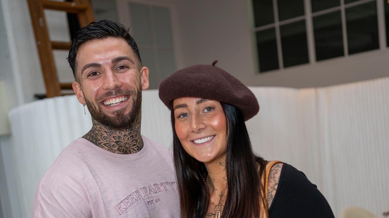 Sarah Tiedt og Türker Alici er klar til at pakke kufferten, hvis situationen ændrer sig på øen Koh Lanta. 