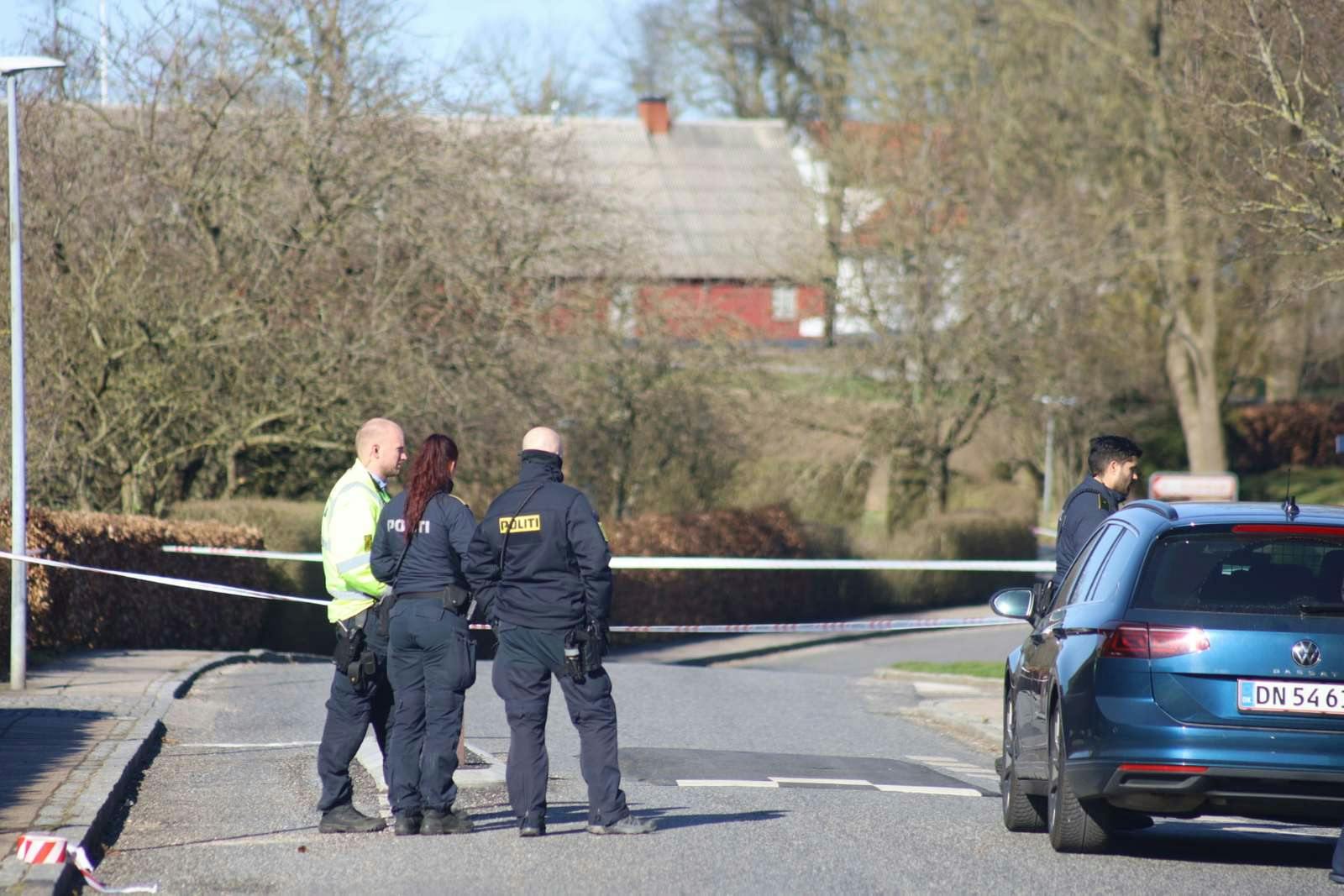 Et større område er afspærret i villakvarteret i den østjyske landsby ved Vejle.