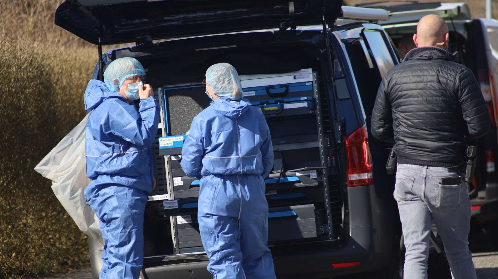 Kriminalteknikere fra politiet er nu ankommet til en adresse i Ny Højen, hvor et mistænkeligt forhold er sket. Ifølge lokalmedie er en person fundet død.