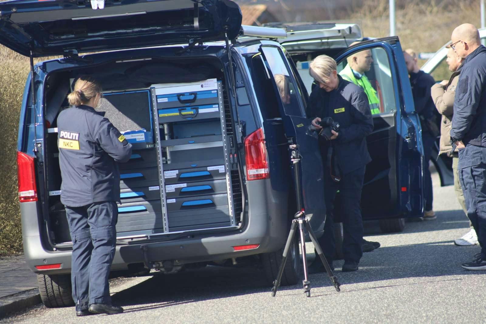 Kriminalteknikere fra politiet er nu ankommet til stedet i Ny Højen.