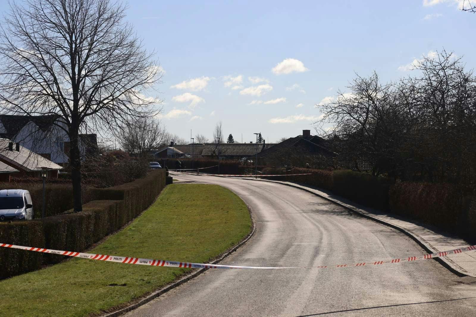 Ifølge lokalmediet Vejle Amts Folkeblad, som er til stede ved adressen, er en person blevet fundet død.