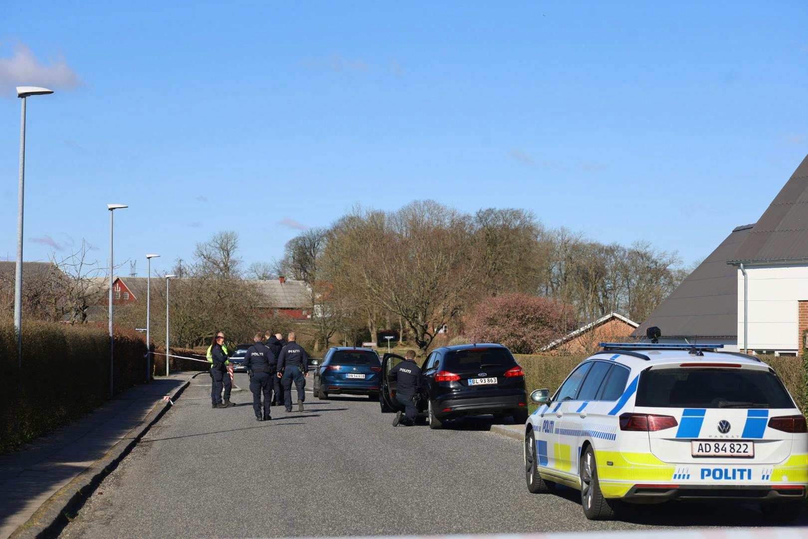 Politiet har arbejdet i Ny Højen mandagen igennem, hvor den 40-årige kvinde er fundet død.