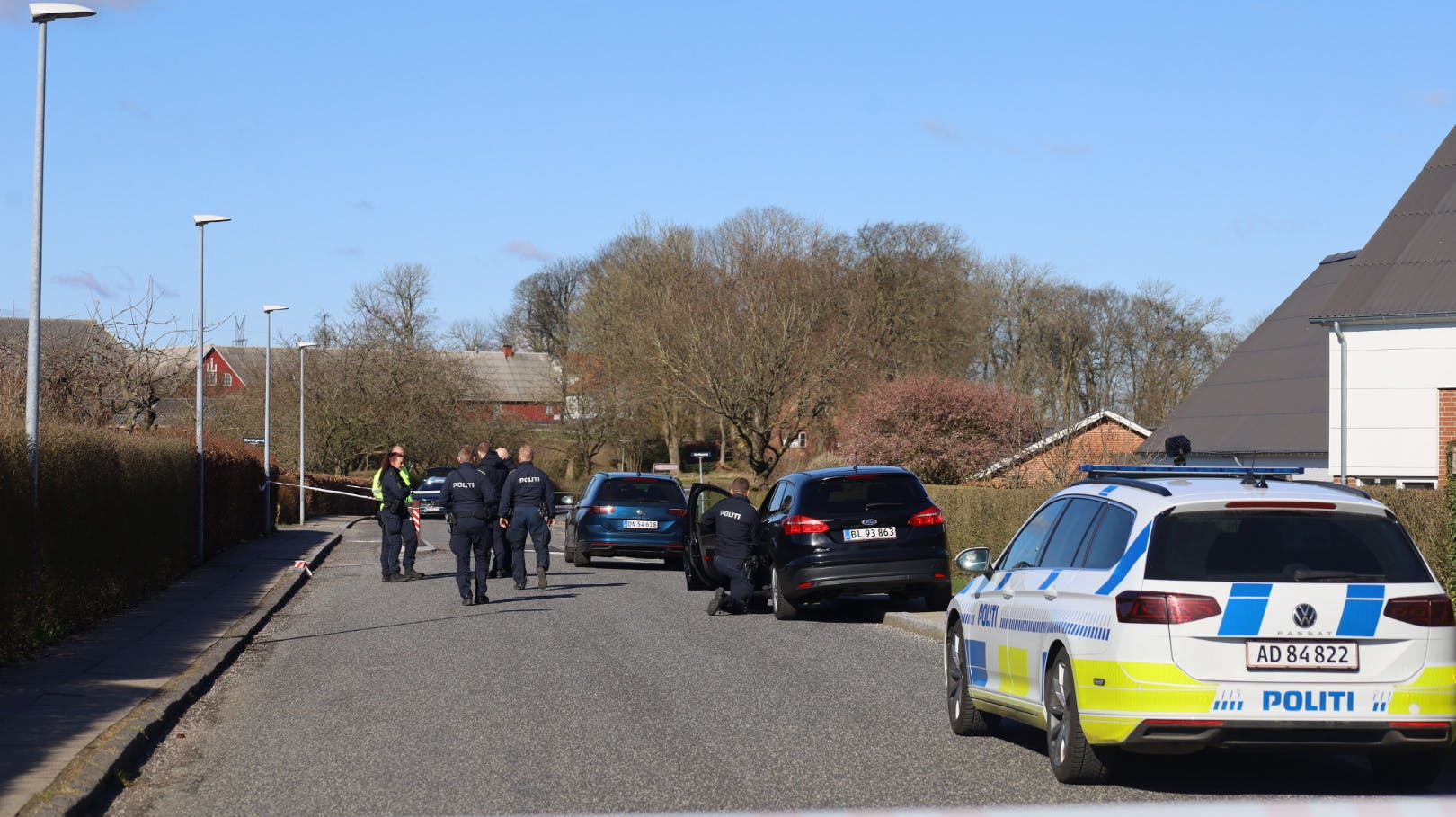 Politiet har arbejdet i Ny Højen mandagen igennem, hvor den 40-årige kvinde er fundet død.