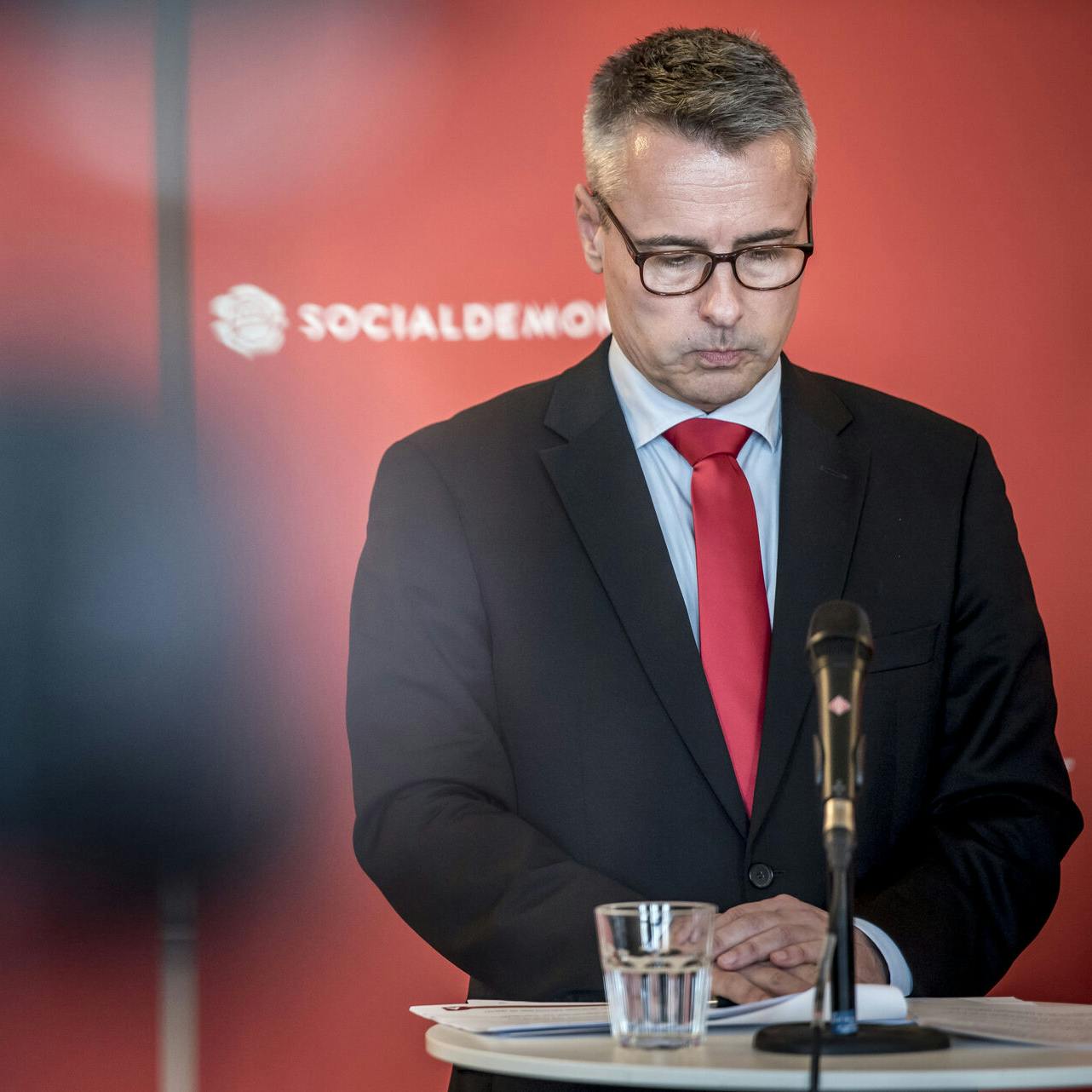 Henrik Sass Larsens forklaring om, hvorfor han var i besiddelse af en ulovlig børnesexdukke og store mængder overgrebsmateriale på børn, gennemhulles nu af Politikens forlag.