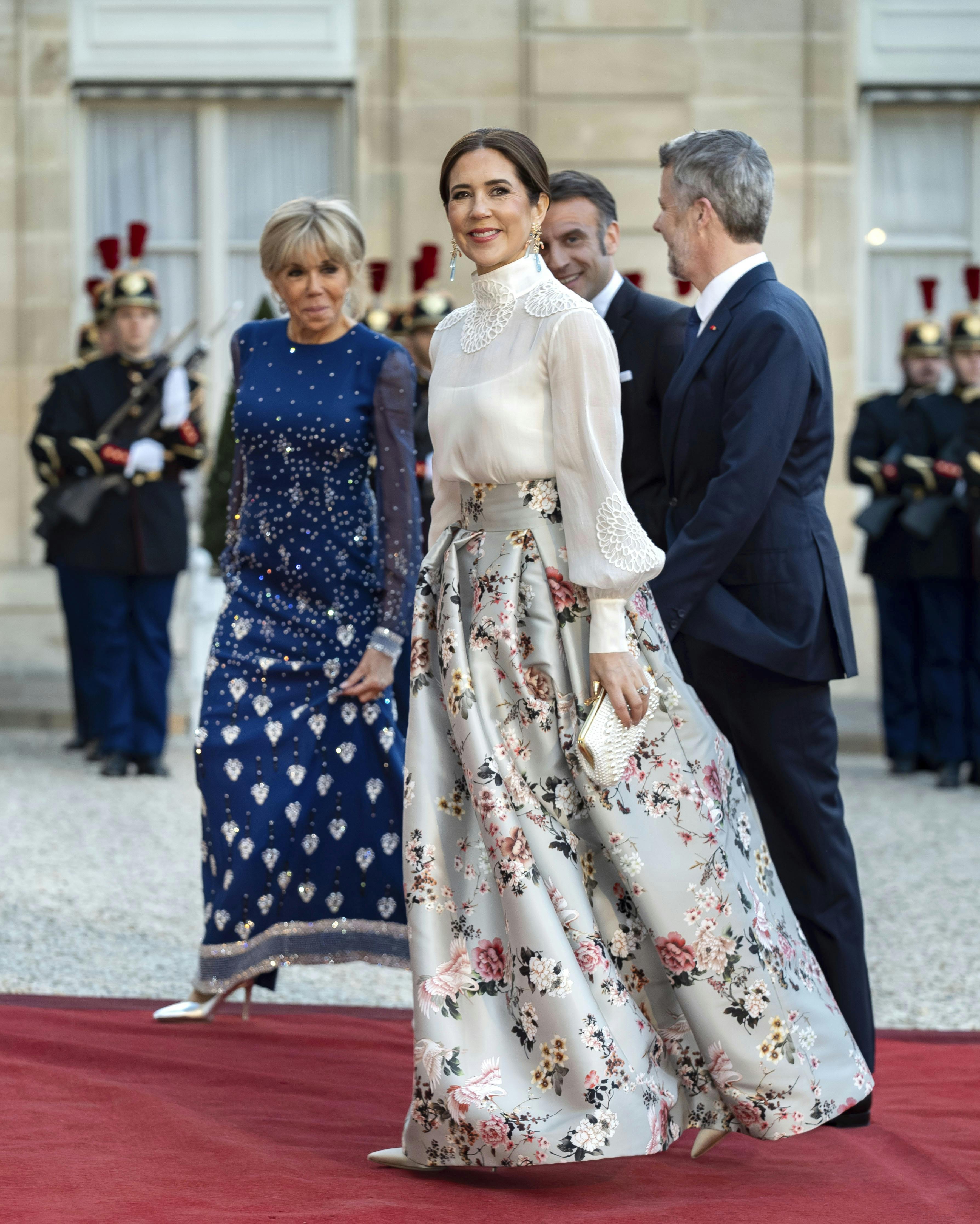 Dronning Mary strålede i dansk og australsk design, da hun mandag aften aflagde det franske præsidentpar et visit.