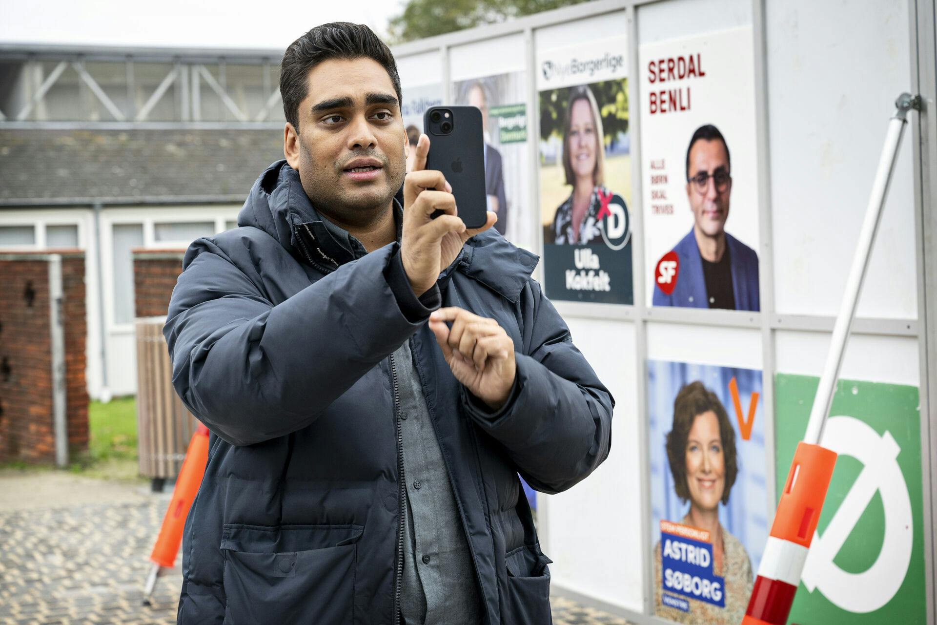 Sikandar Siddique fortæller, at han tænker sig om en ekstra gang, før han lægger noget op på de sociale medier.