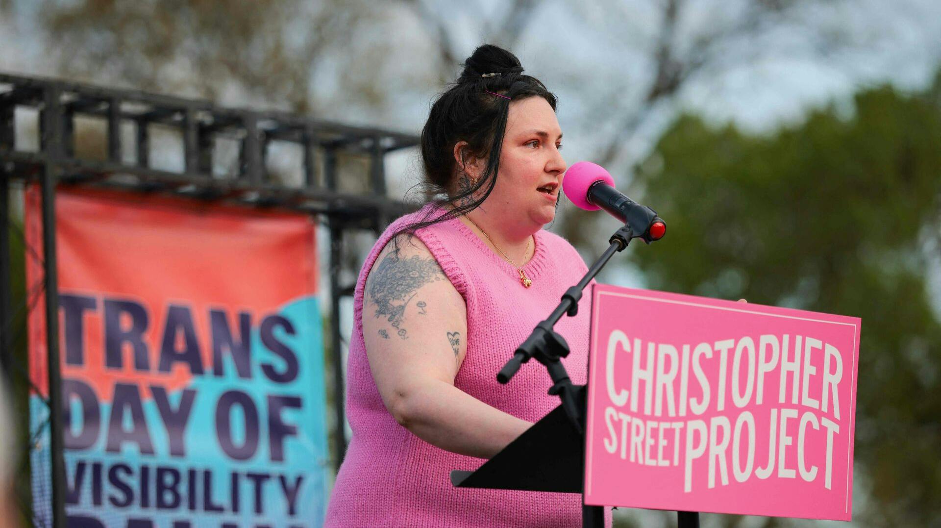 Lena Dunham gik på talerstolen for at hylde transmiljøet.