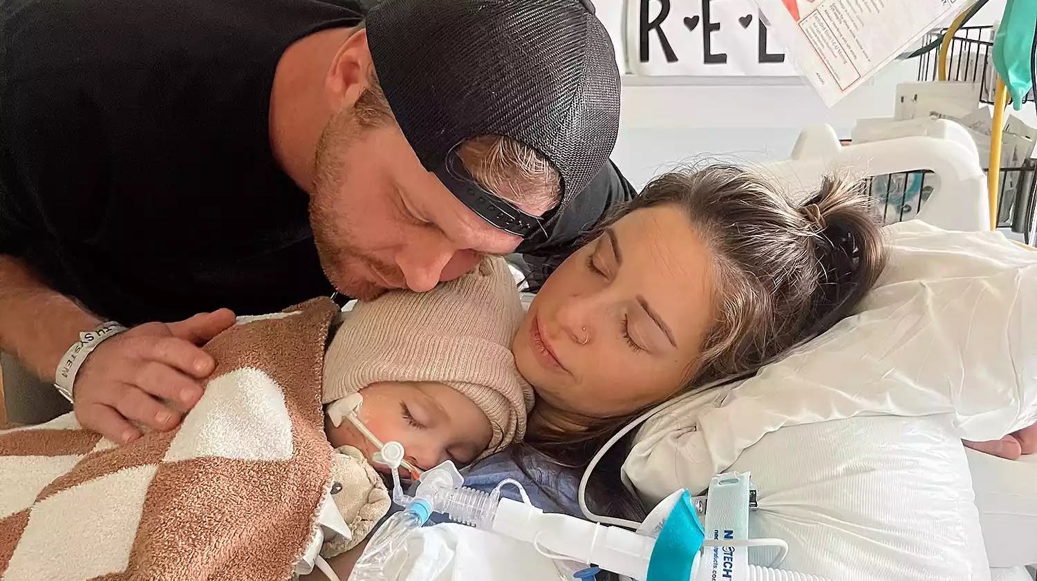 Her ses influencer-parret Lindsay og Eric Dewey med deres søn, der mistede livet.