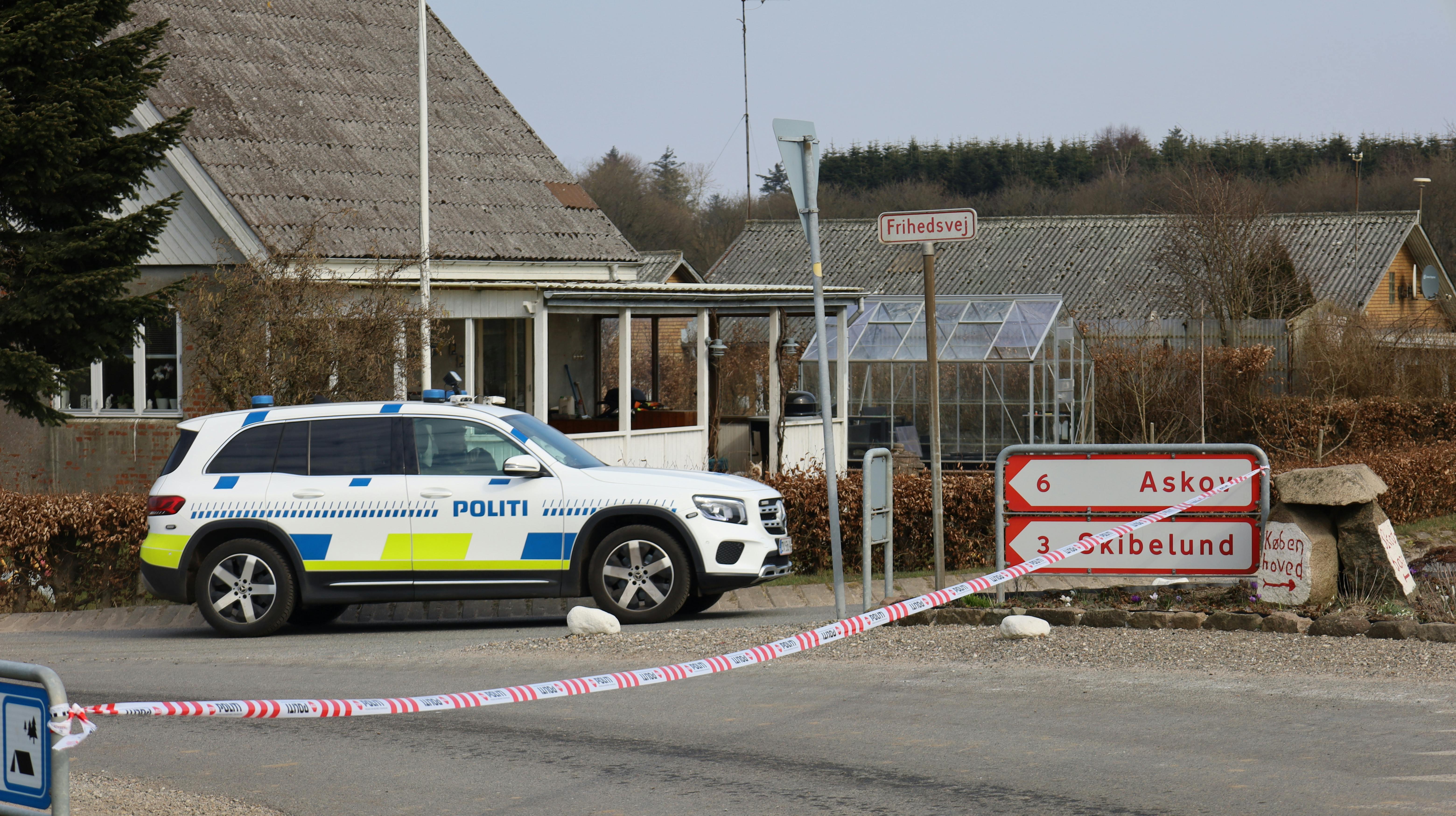 En 42-årig polsk mand blev fundet død i et skovområde i Københoved en tidlig søndag morgen. Nu er to mænd sigtet for drab og usømmelig omgang med lig.