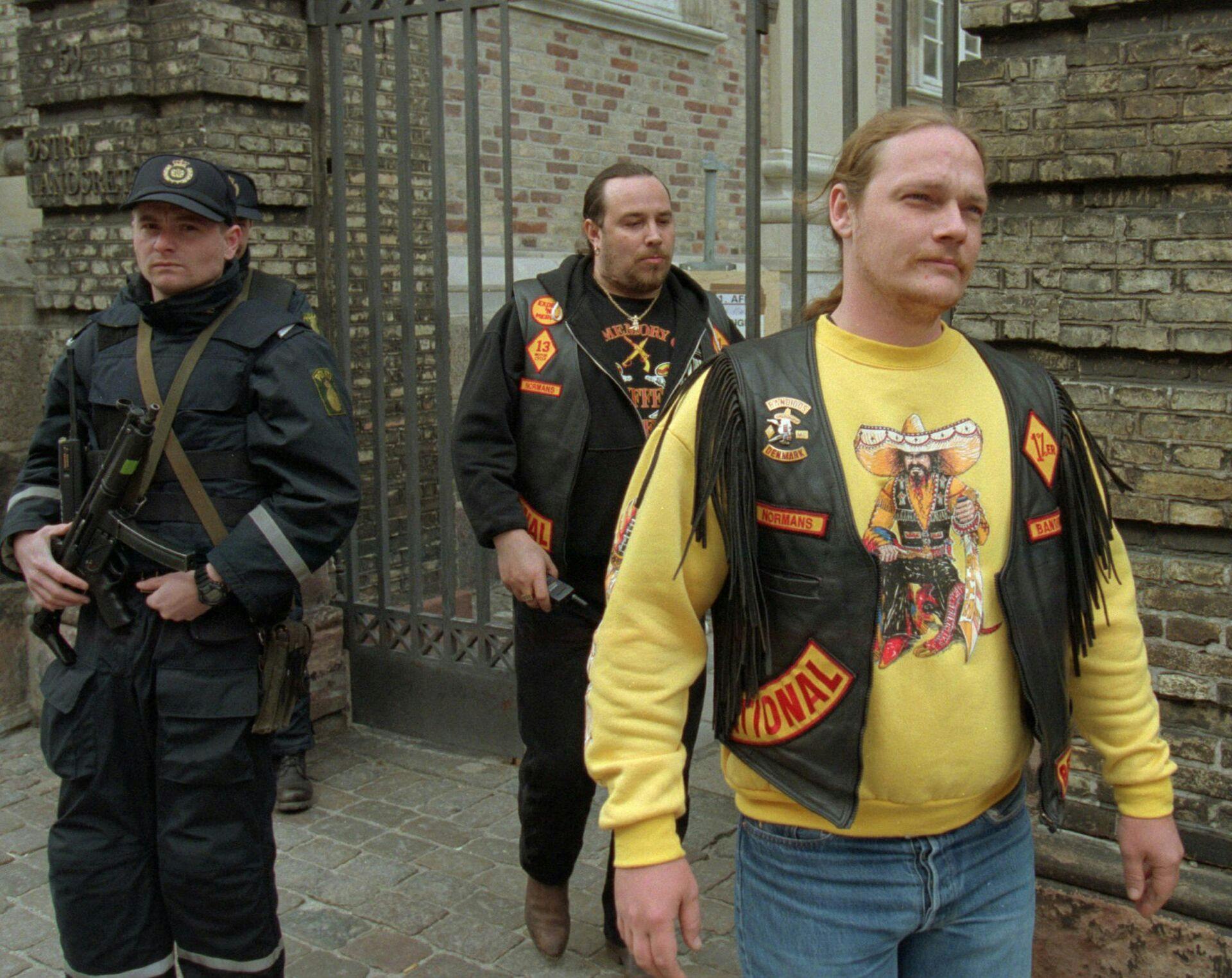 De to Bandidos-rockere, Michael Hjalmer Grundt (forrest) og Ole Jensen forlader Østre Landsret onsdag d. 7 maj 1997.De var begge i vidneskranken i nævningesagen mod tre Bandidos-tilknyttede mænd, der er sigtet for haandgranet-attentat mod et Hells Angels-medlem i Brønshøj for et år siden. NORDFOTO/ Mogens Flindt