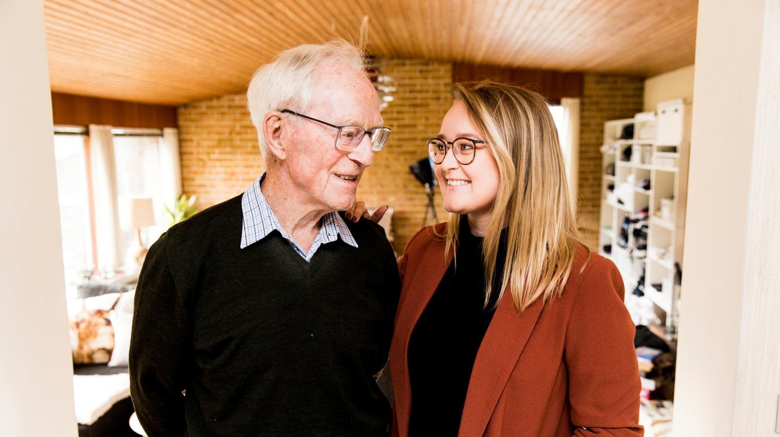 Isabella Alberte Hedeager blev landskendt sammen med Moffe, da de i 2020 fortalte om deres utraditionelle bofællesskab til TV 2 Echo.