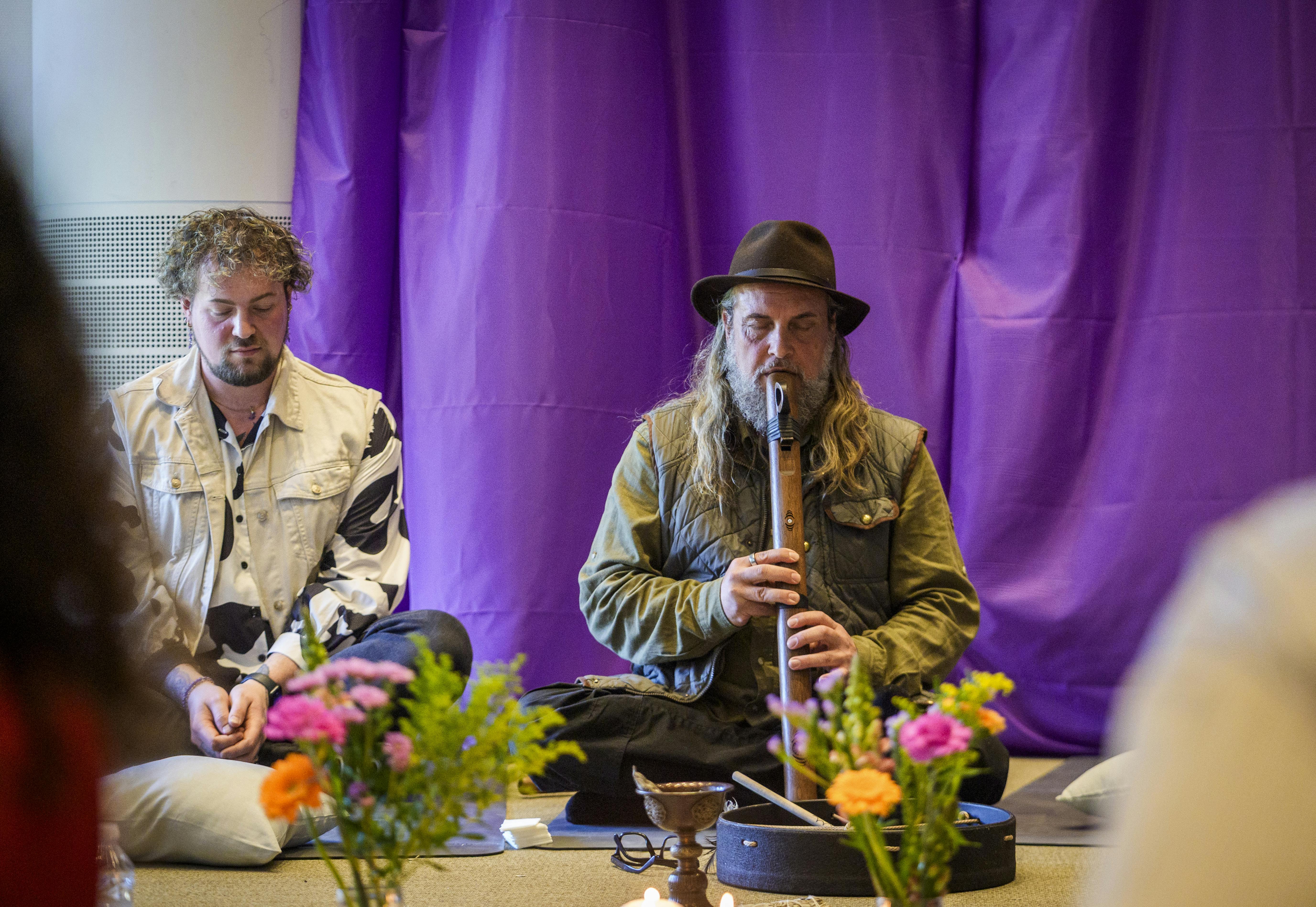 Jesper Westmark dyrker ned i nuet, stilheden og rummet i den spirituelle verden.
