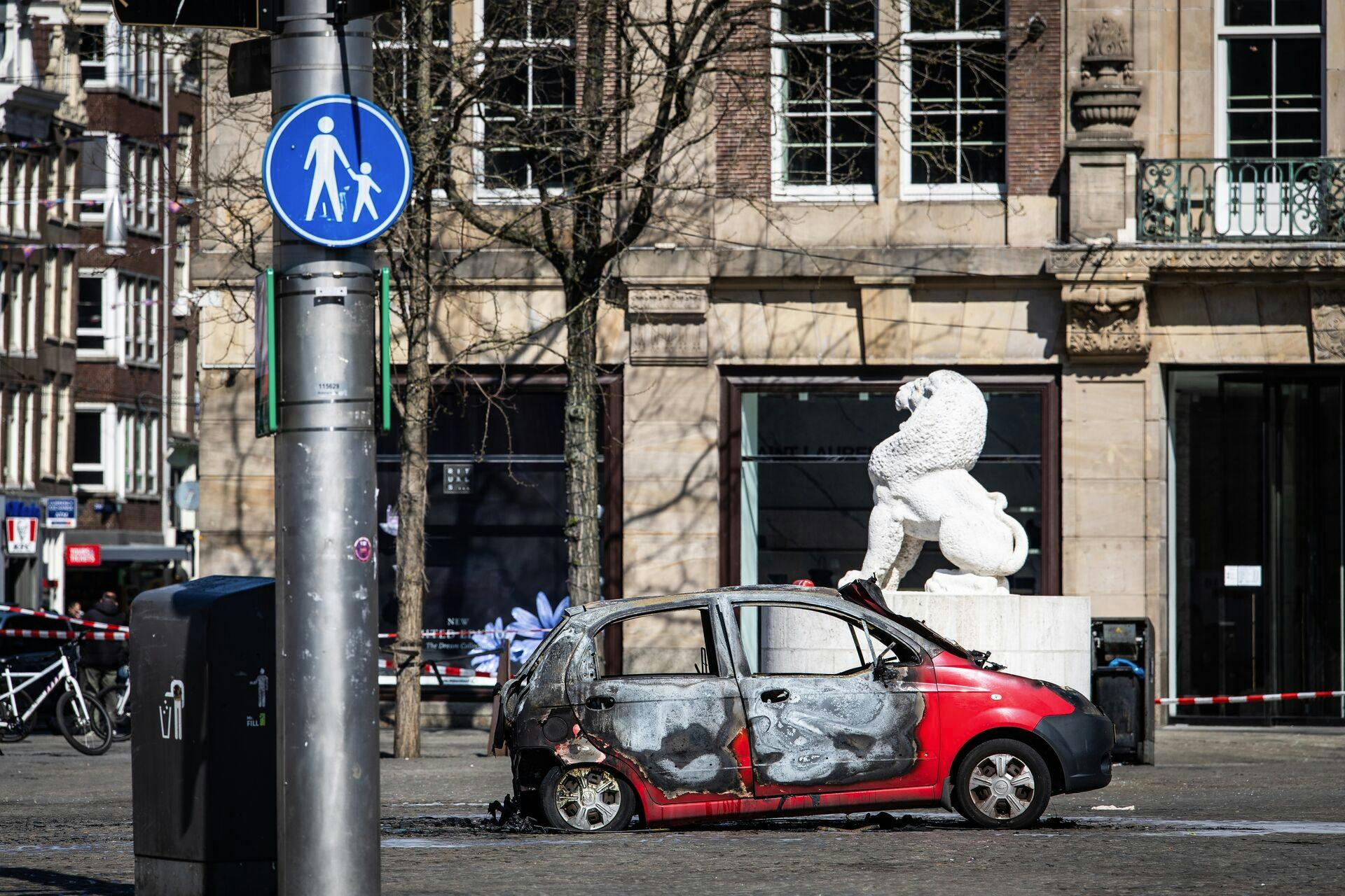 Her ses den udbrændte bil.