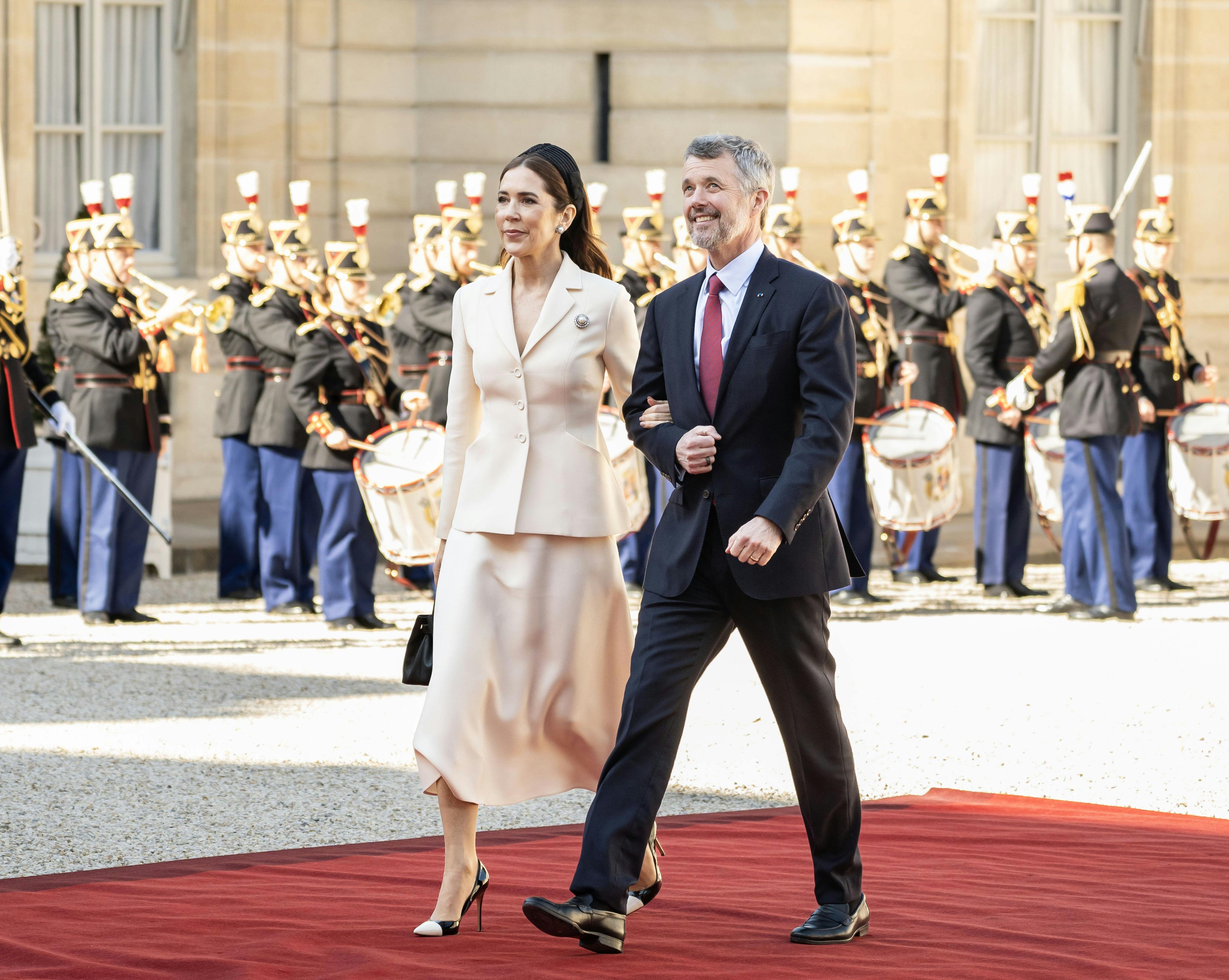 OPGAVE: Statsbesøg i Frankrig. Kongeparret ankommer til Élysée palæet, hvor der er modtagelseSTED: ParisJOURNALIST: Ulrik UlriksenFOTOGRAF: © Hanne Juul/ Aller Foto & VideoDATO: 20250331
