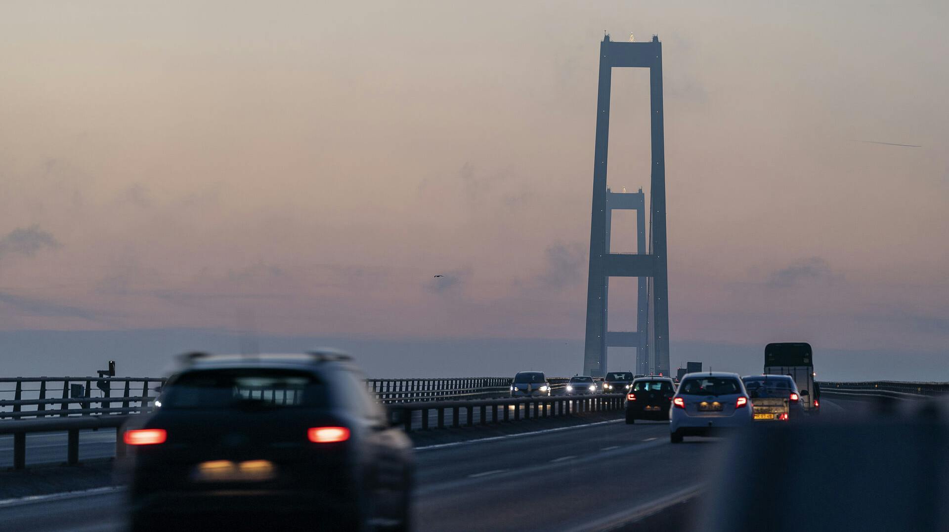 Det var rent held, at ingen trafikanter kom alvorligt til skade, da en stangstiv spøgelsesbilist spredte rædsel på Storebæltsbroen.
