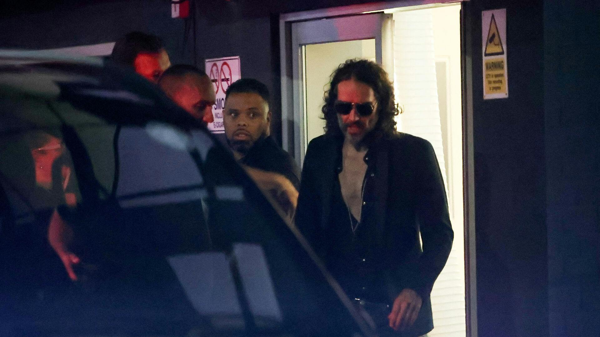 Russell Brand er bestemt ikke enig i anklagerne. Lige nu bor han i USA.