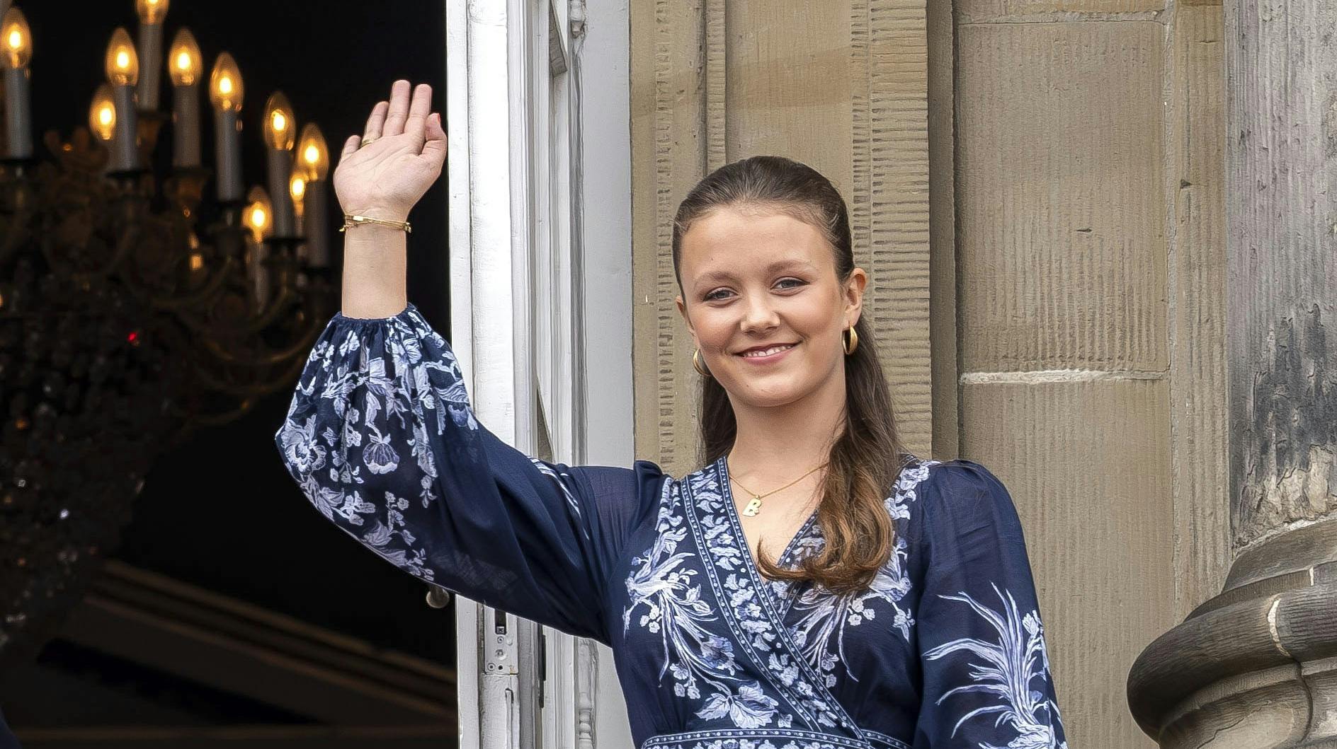 OPGAVE: Kong Frederiks fødselsdag.Kong Frederik hyldes på balkonen i anledning af hans 56 års fødselsdag. Her er det Isabella STED: AmalienborgJOURNALIST: Ulrik Ulriksen og Marianne SingerFOTOGRAF: © Hanne Juul/ Aller Foto & VideoDATO: 20240526