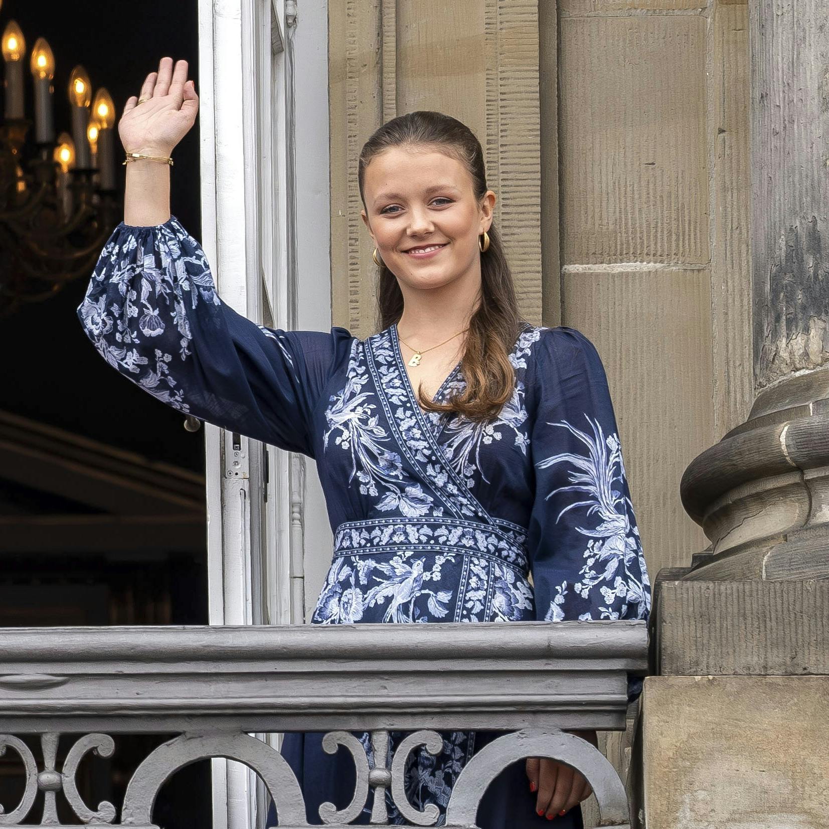OPGAVE: Kong Frederiks fødselsdag.Kong Frederik hyldes på balkonen i anledning af hans 56 års fødselsdag. Her er det Isabella STED: AmalienborgJOURNALIST: Ulrik Ulriksen og Marianne SingerFOTOGRAF: © Hanne Juul/ Aller Foto & VideoDATO: 20240526
