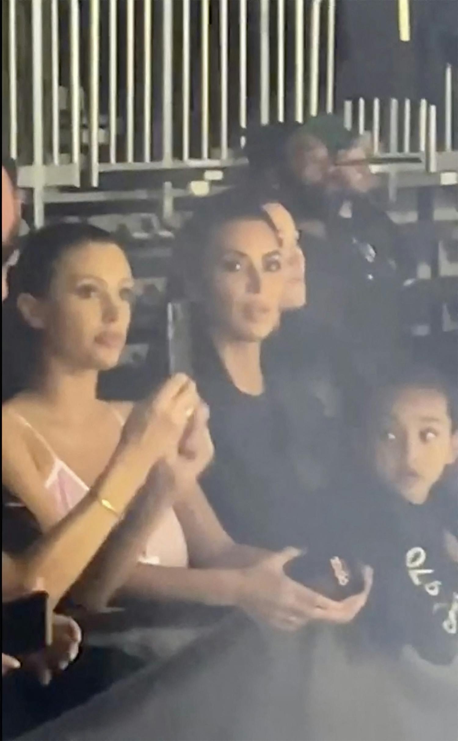Kim Kardashian med Bianca Censori (tv.) til Kanyes "Vultures"-lyttefest i San Francisco sidste år.