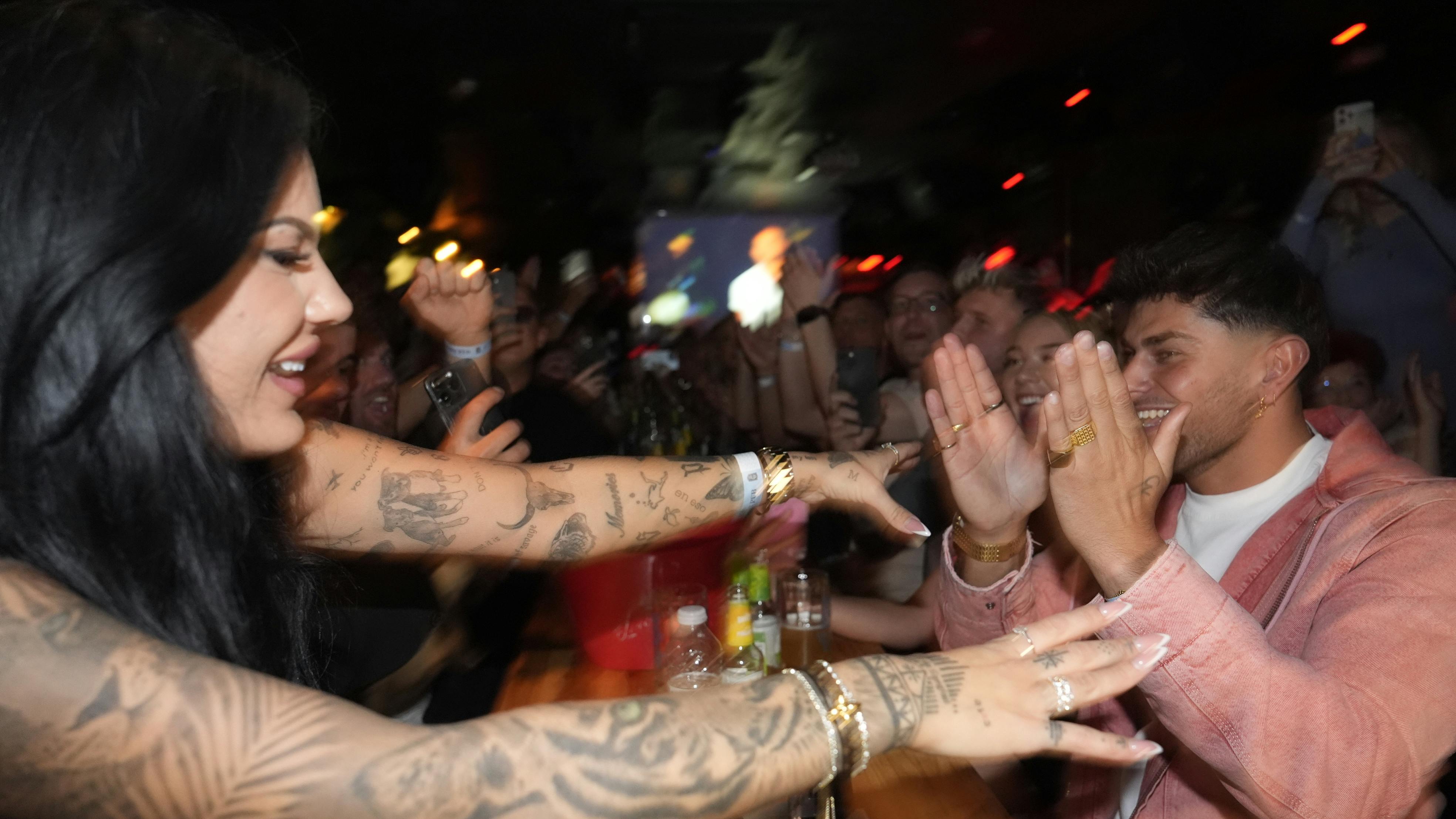 Christel Trubka sprang op for at kramme Sean Bornkessel, da det endelig blev afsløret, at de har vundet "Paradise Hotel" sæson 21.