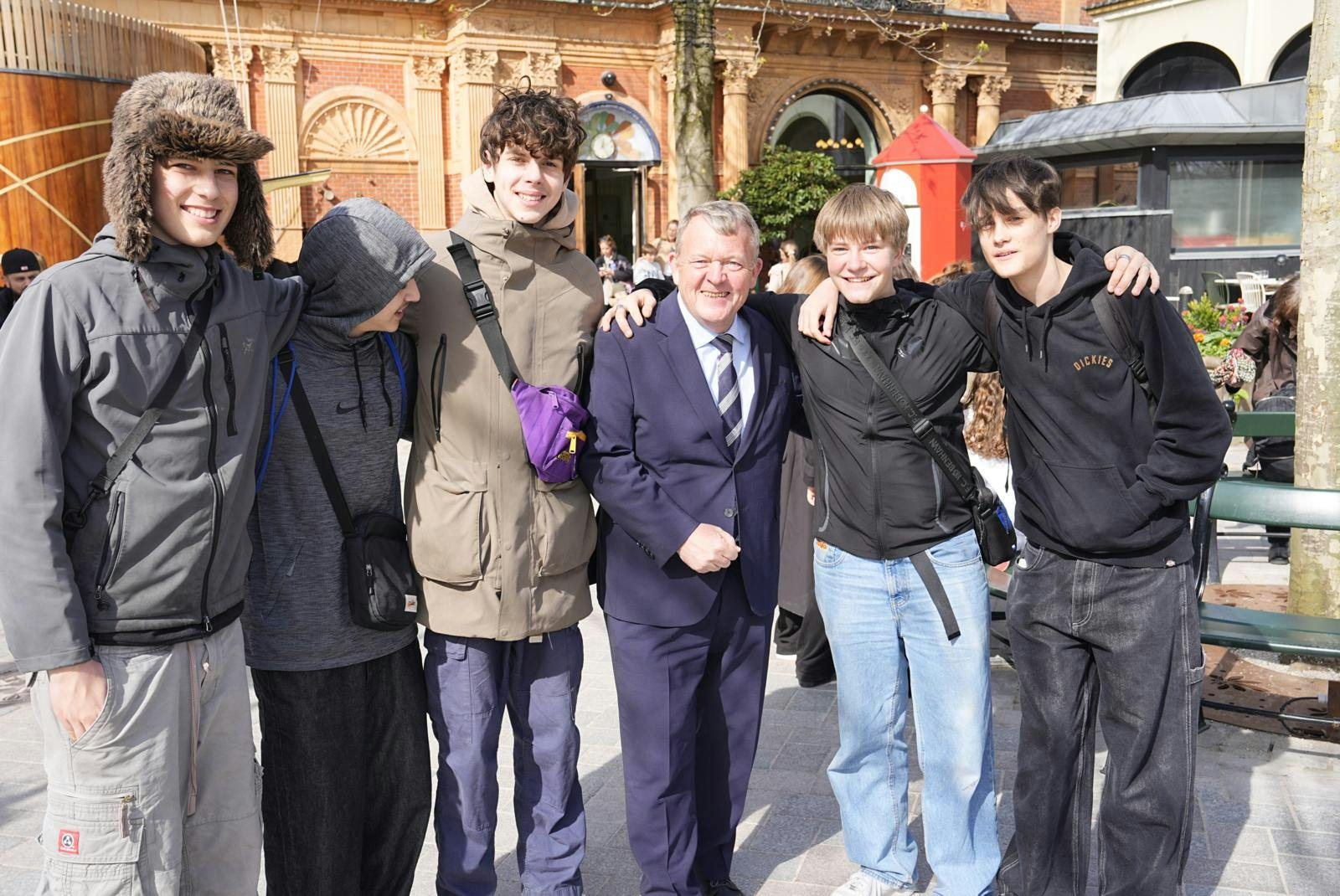 Lars Løkke Rasmussen har også sin egen, unge fangruppe, hvilket var tydeligt her under dagens besøg i Tivoli.