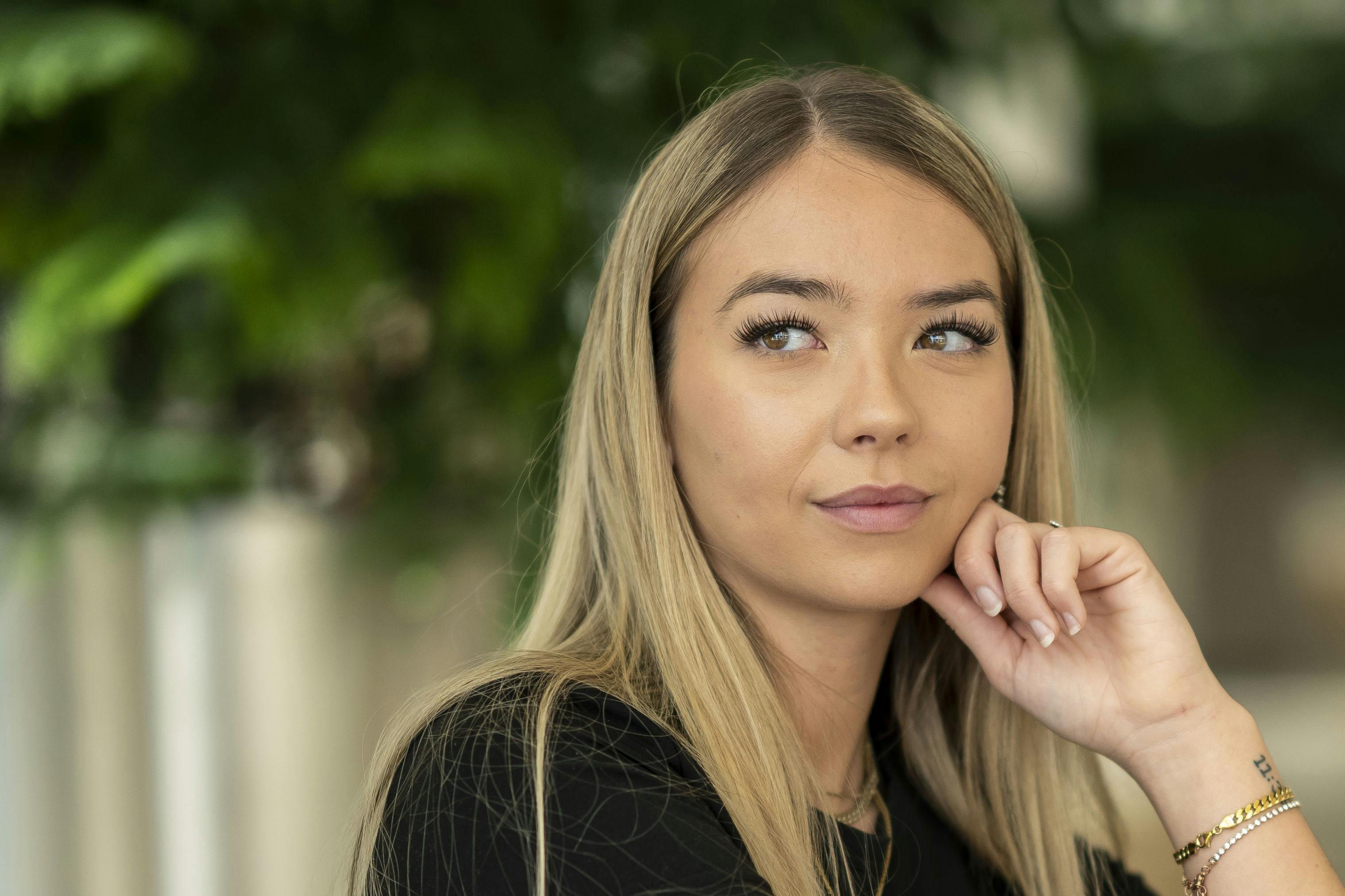 Mathilde Bang leder bestemt ikke efter en kæreste. Hun har alt for høje krav lige nu, siger hun.