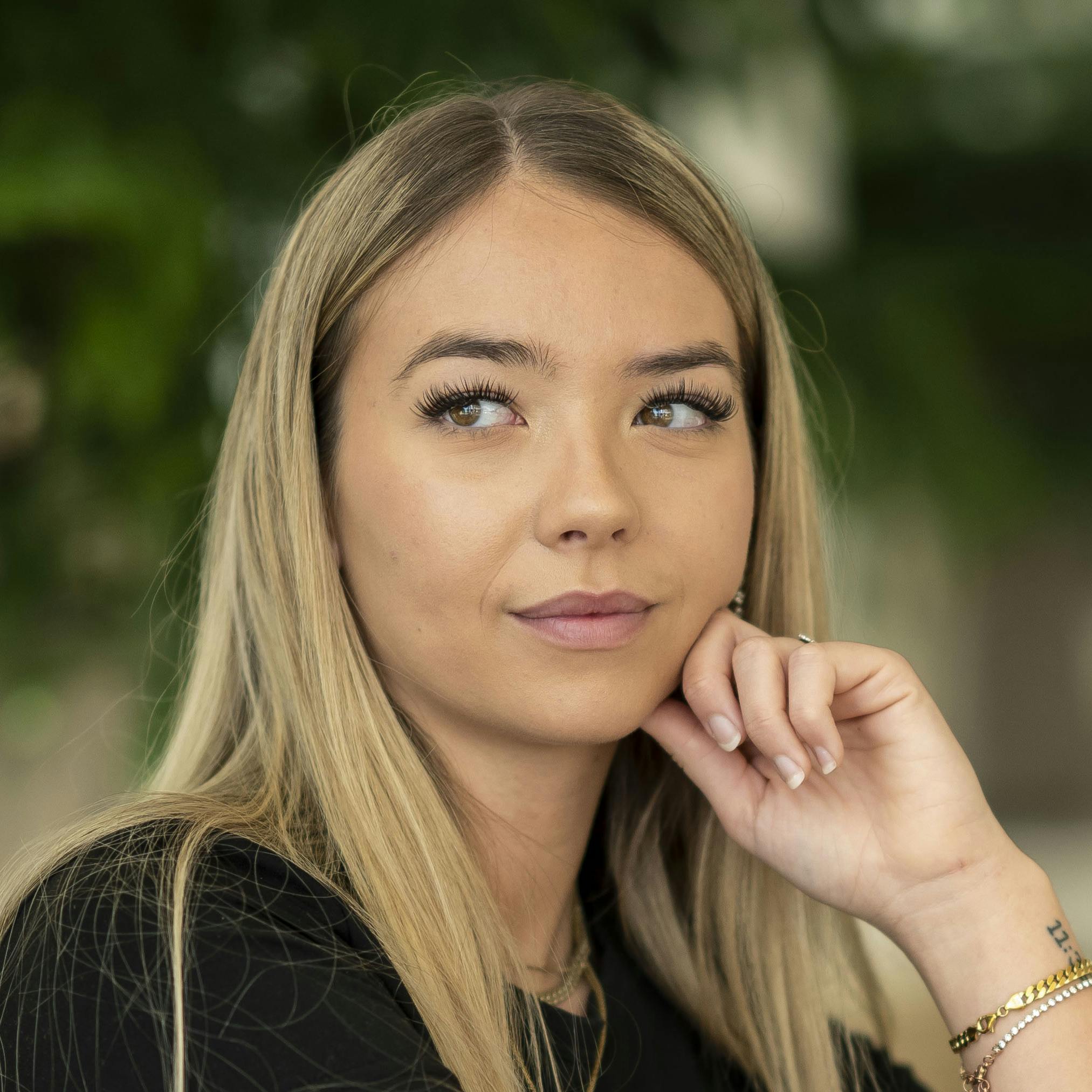 Mathilde Bang leder bestemt ikke efter en kæreste. Hun har alt for høje krav lige nu, siger hun.