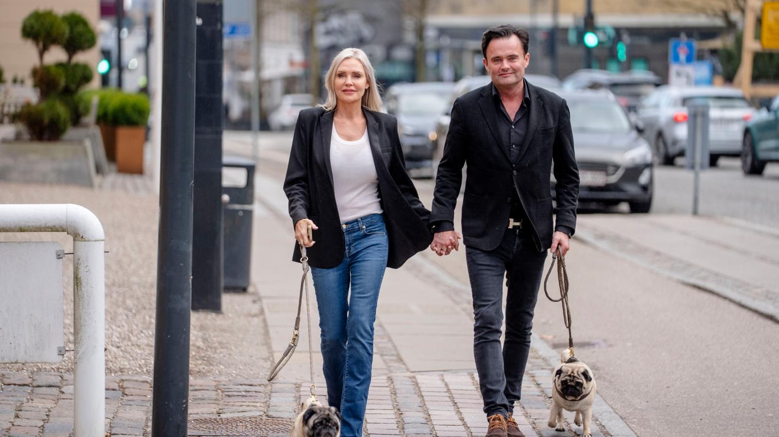 Både Janni og Jeppe er naturligvis i chok efter hændelsen, som kunne have kostet den ene af hundene livet.