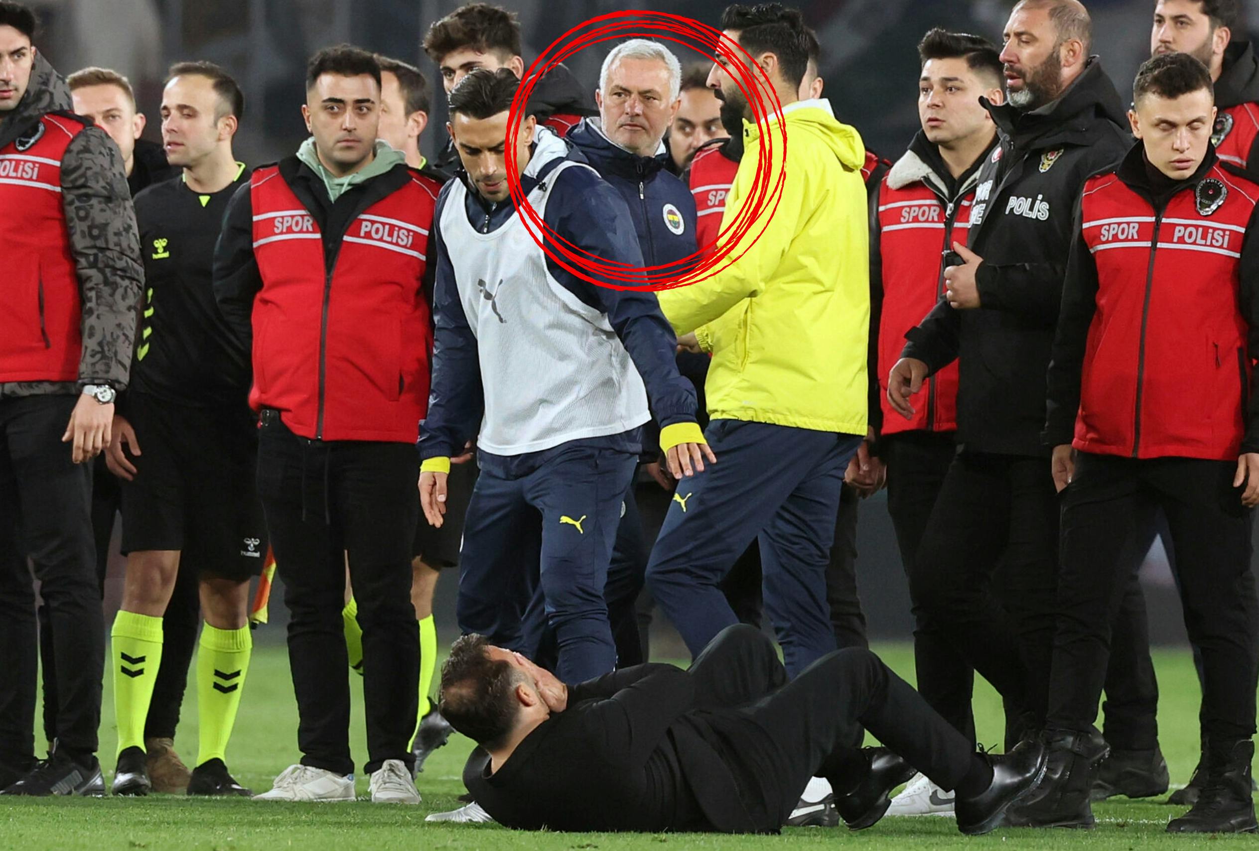 José Mourinho (i den røde ring) får nu nogle dage til at overveje, om han vil nive andre i næsen fremover.