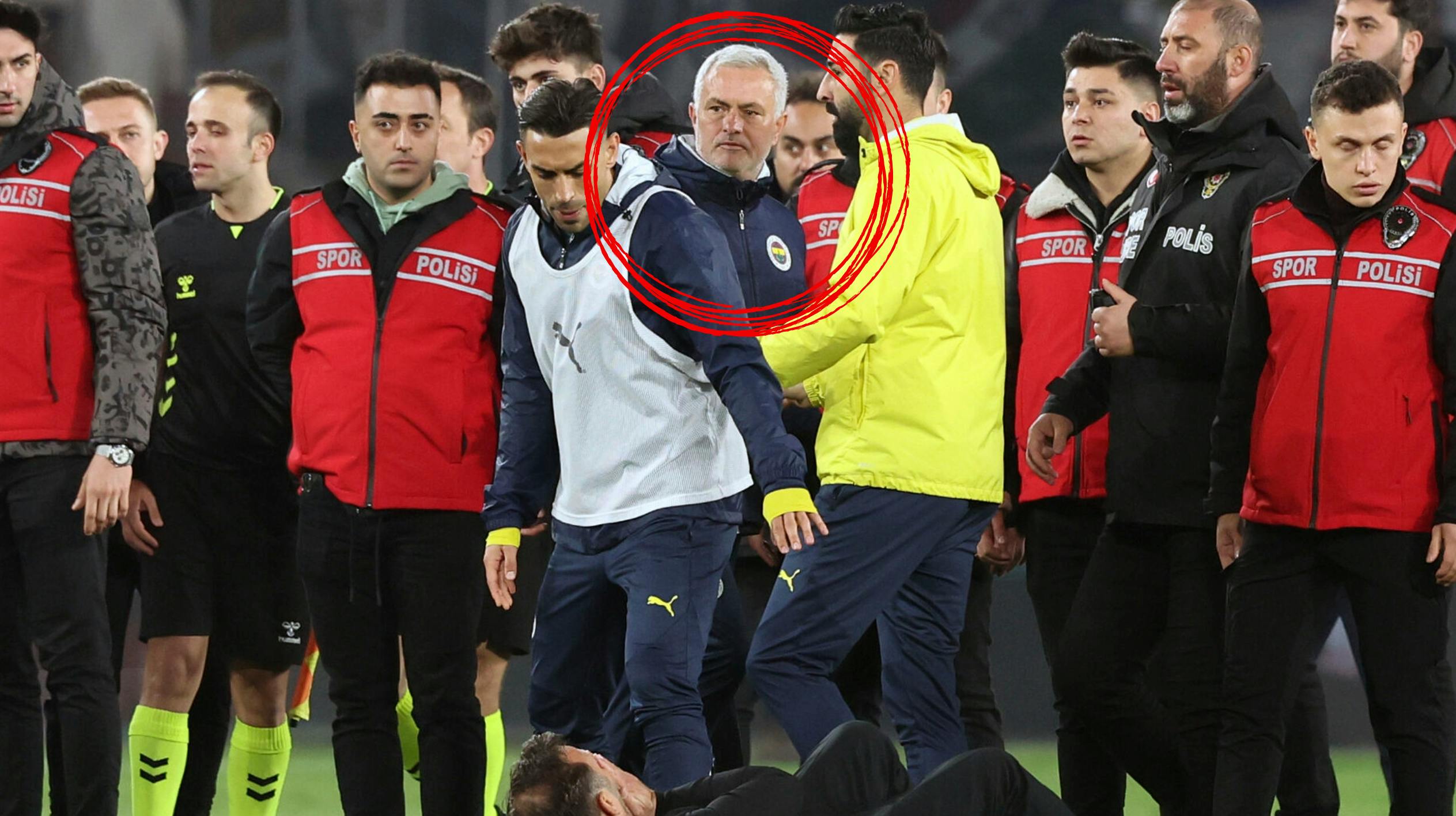 José Mourinho (i den røde ring) får nu nogle dage til at overveje, om han vil nive andre i næsen fremover.