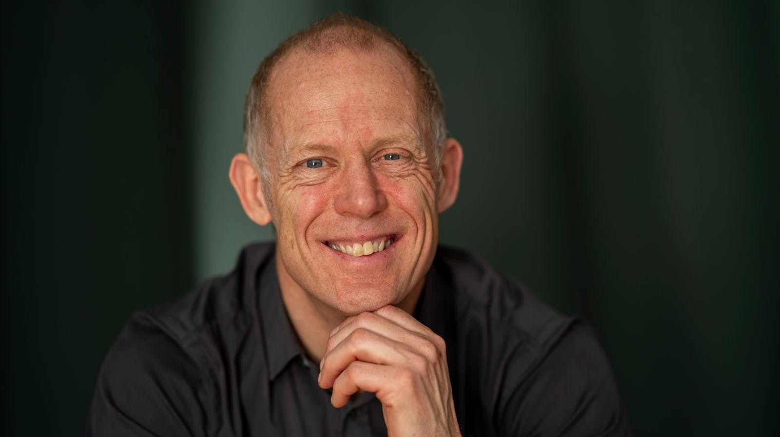 Derhjemme er Morten Spiegelhauer, 55, med egne ord en hyggeonkel.