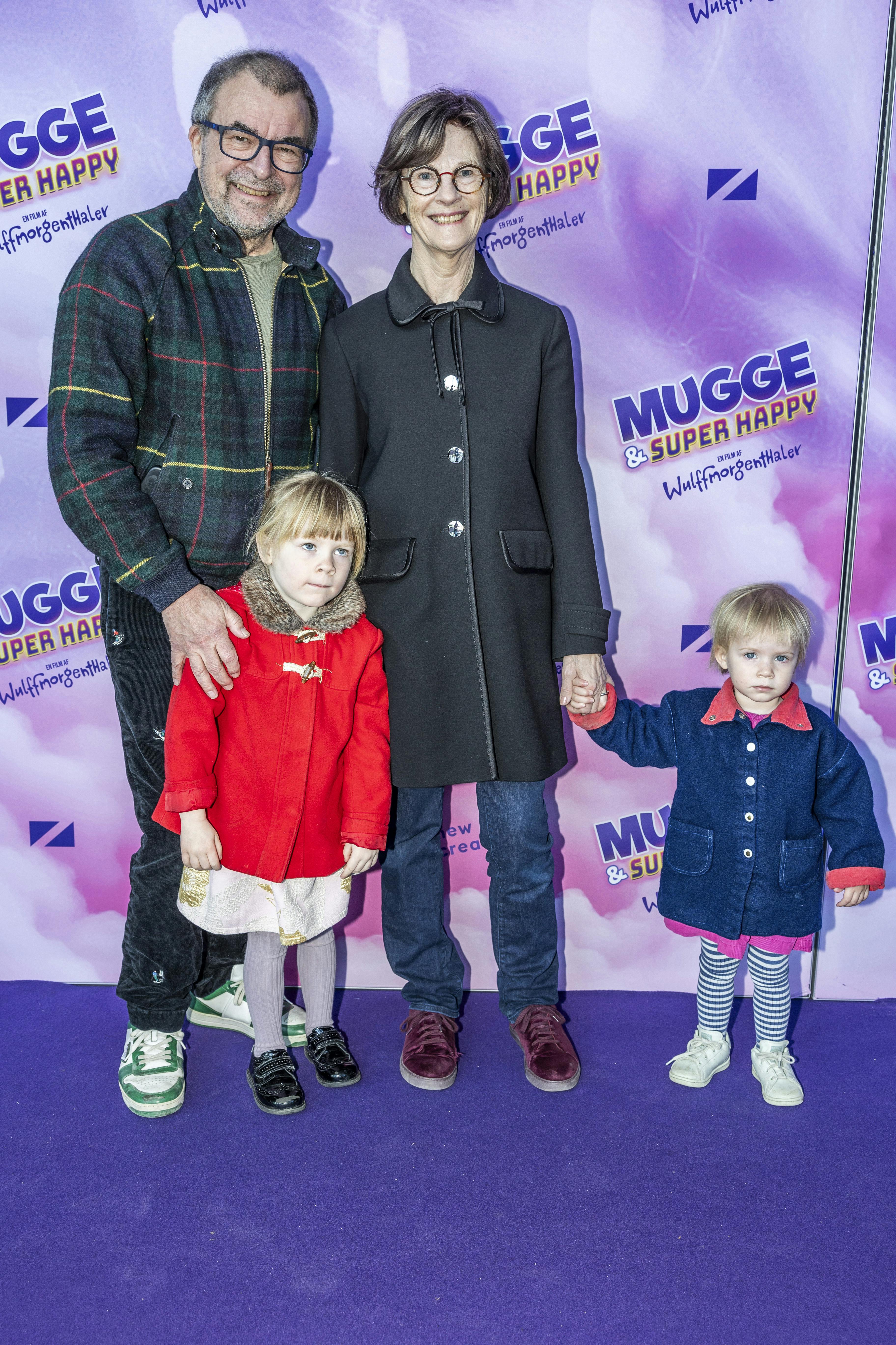 Regner Grasten, konen Tove samt børnebørnene Wilma (tv.) og Ellis (th.) på den røde løber i Vue i Fisketorvet.