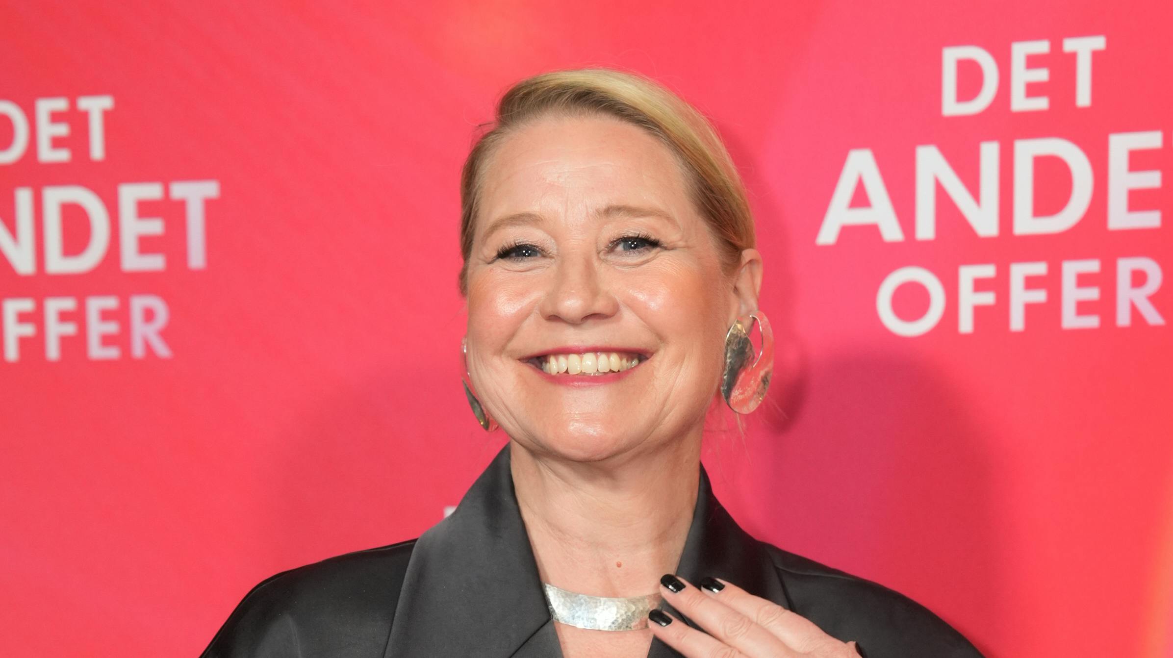 Dansk films helt store stjerne, Trine Dyrholm, har det helt store smil på i dagens anledning. 