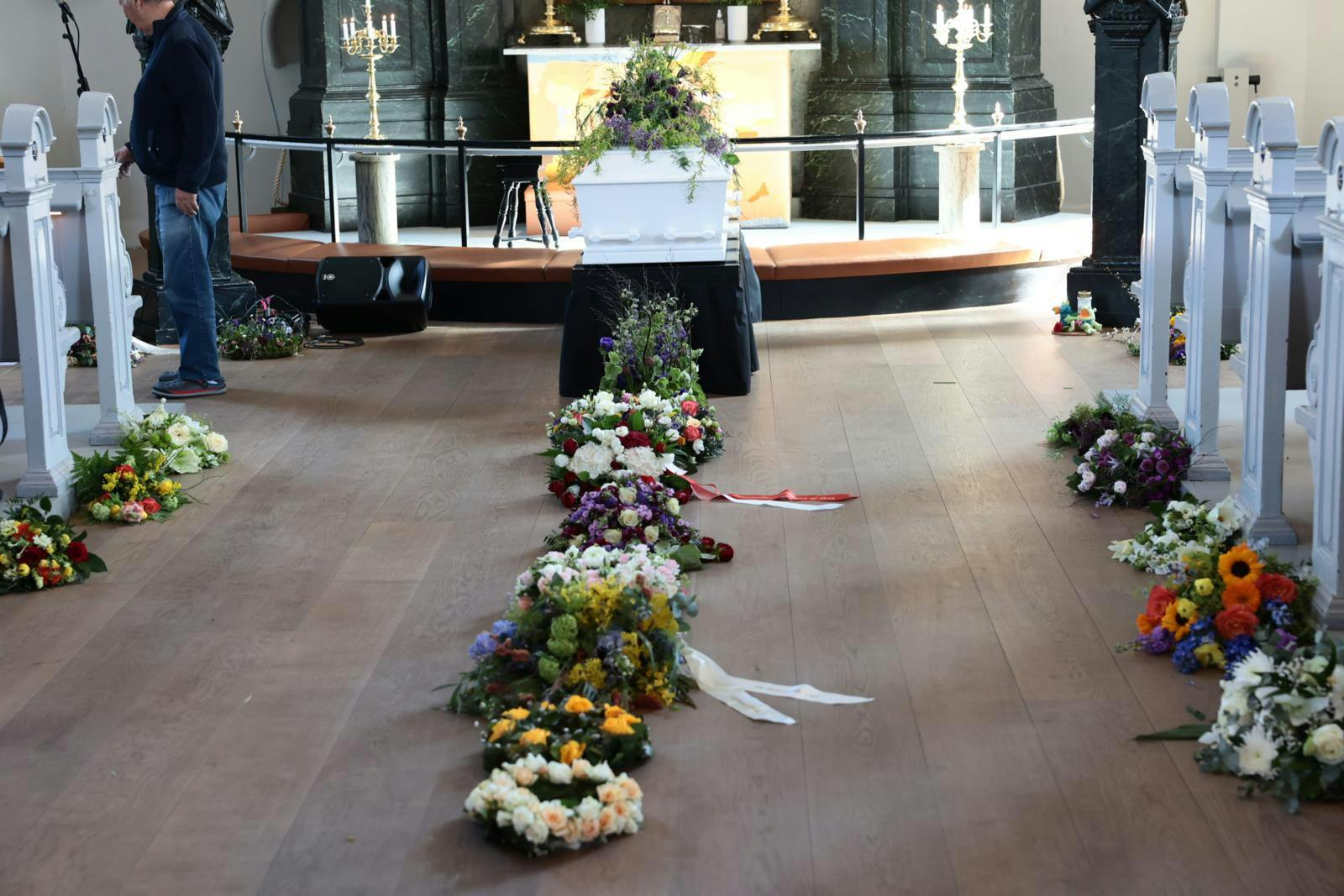 Et hav af blomster i Frederiksberg Kirke.