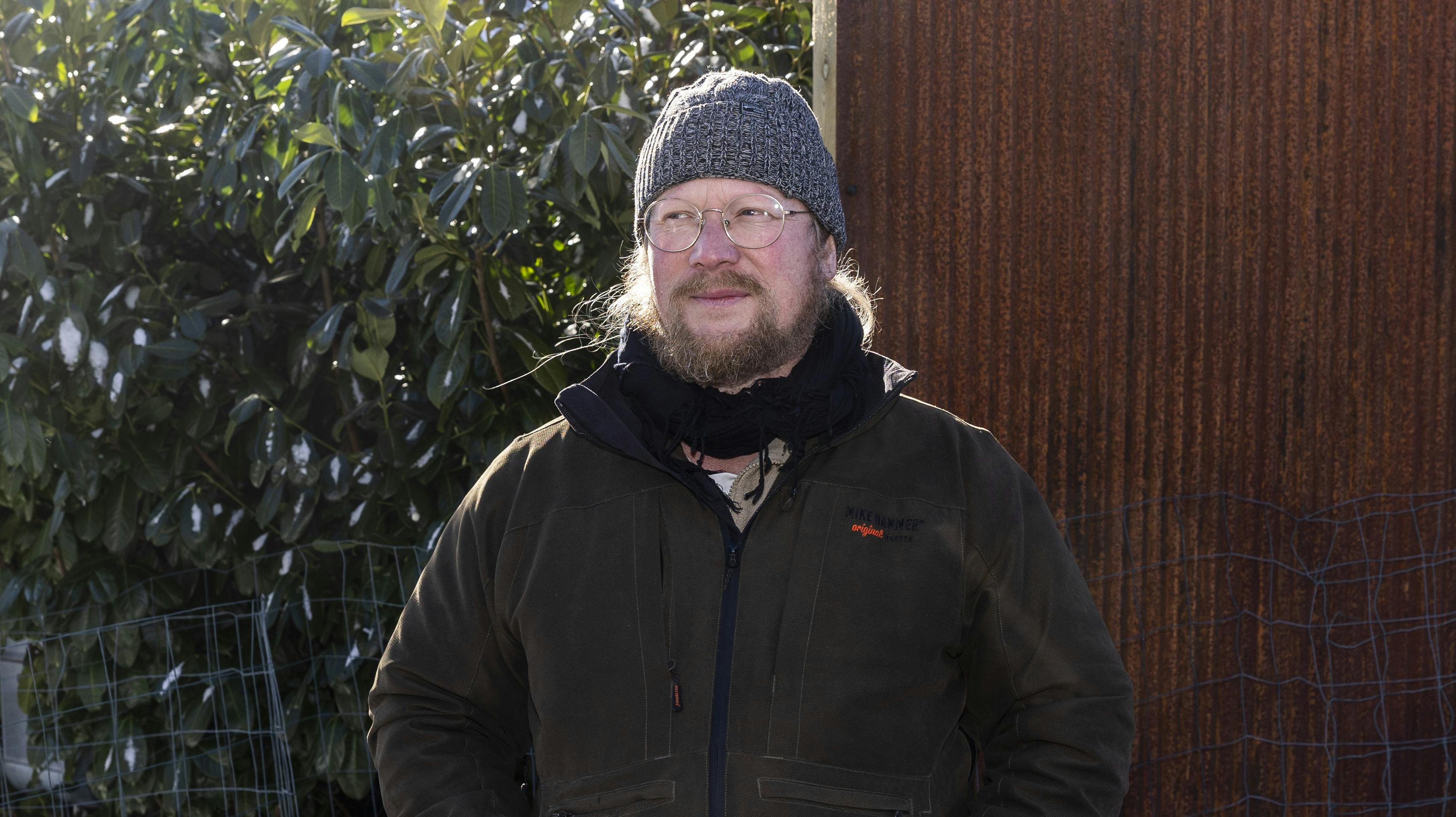 Stemningen mellem de to naboer, hvis konflikt blev landskendt tidligere i år i programmet "Naboen fra helvede", er tilsyneladende ikke blevet bedre.