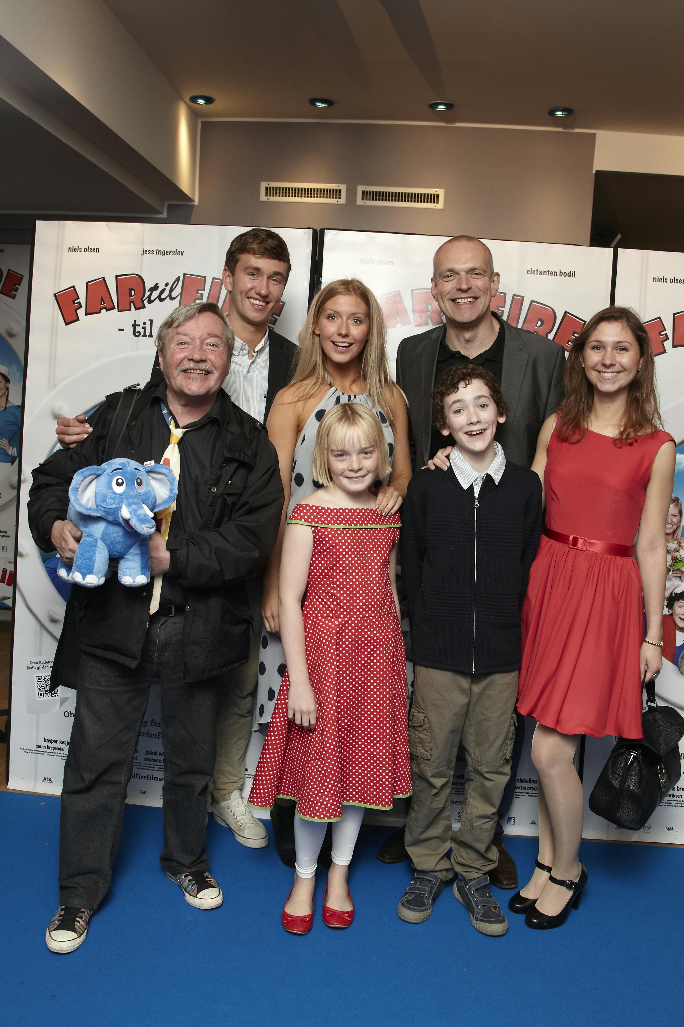 Carla Mickelborg sammen med flere skuespillere fra castet af "Far til fire"-filmene.