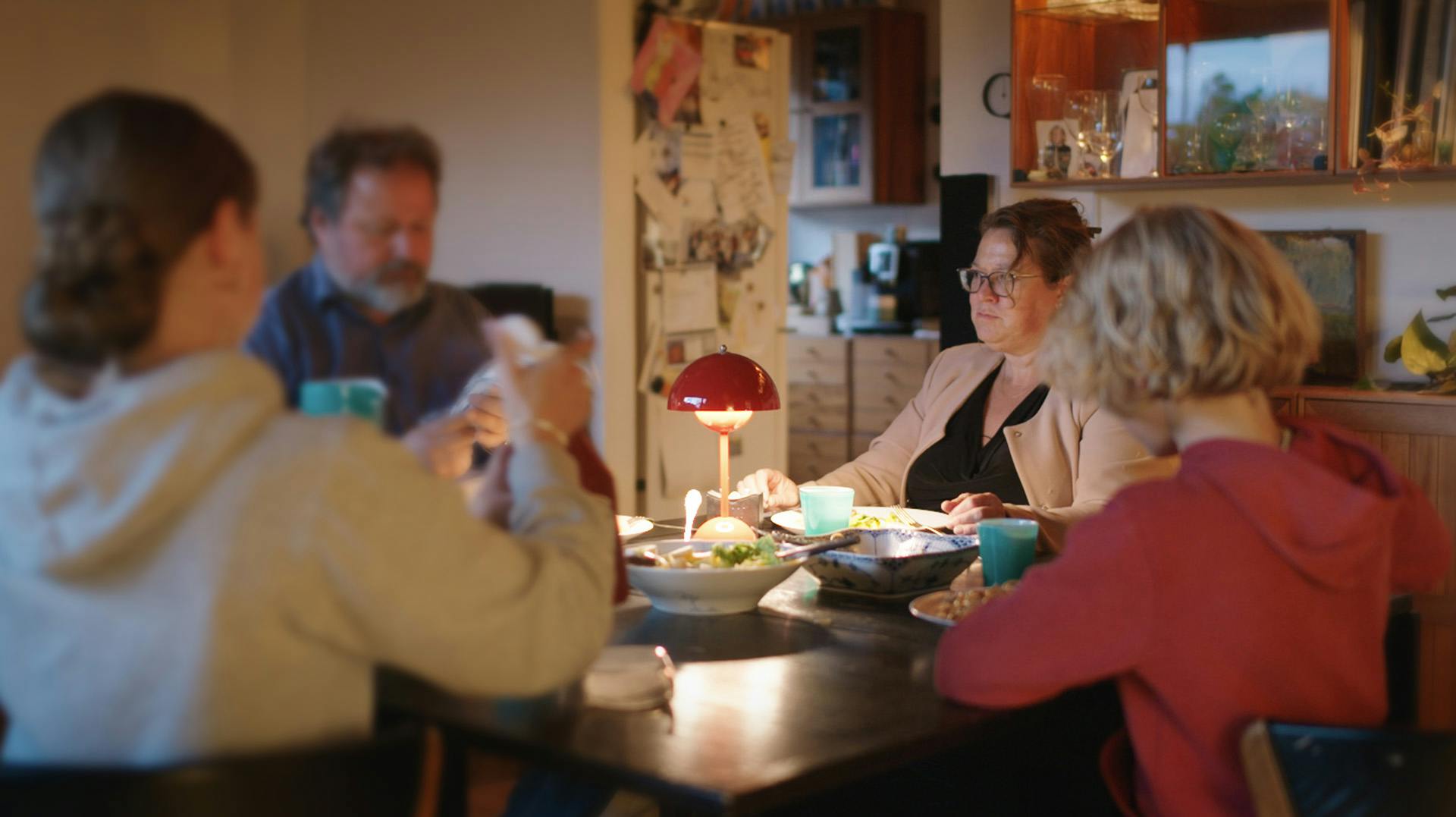 Line Hansens familie, der har haft besøg af manden tre gange.