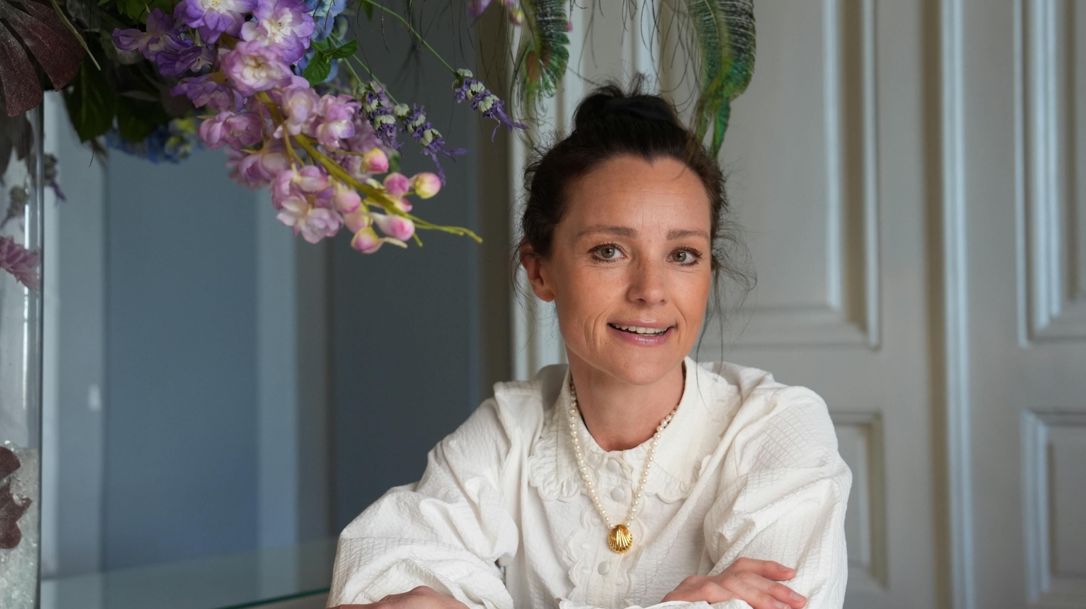 Lise Rønne styrer endnu engang slagets gang, når 18 kendte mennesker skal lyve og bedrage sig til sejren på det berømte og berygtede Hvedholm slot. 