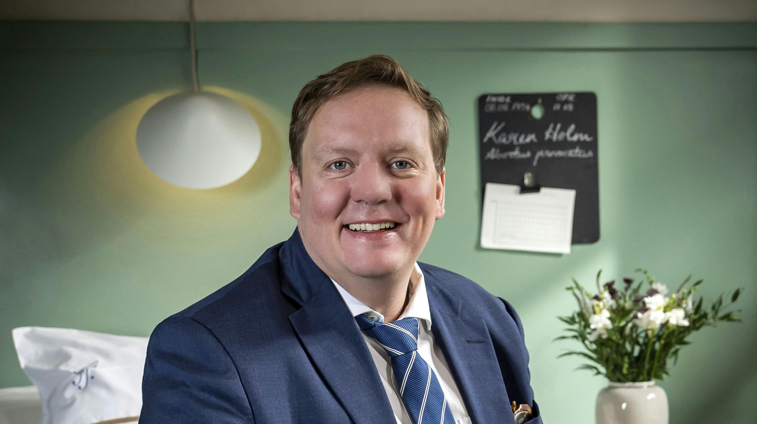 "Sygeplejeskolen"-stjernen Jesper Ole Feit Andersen udvider karrieren og bliver sanger.