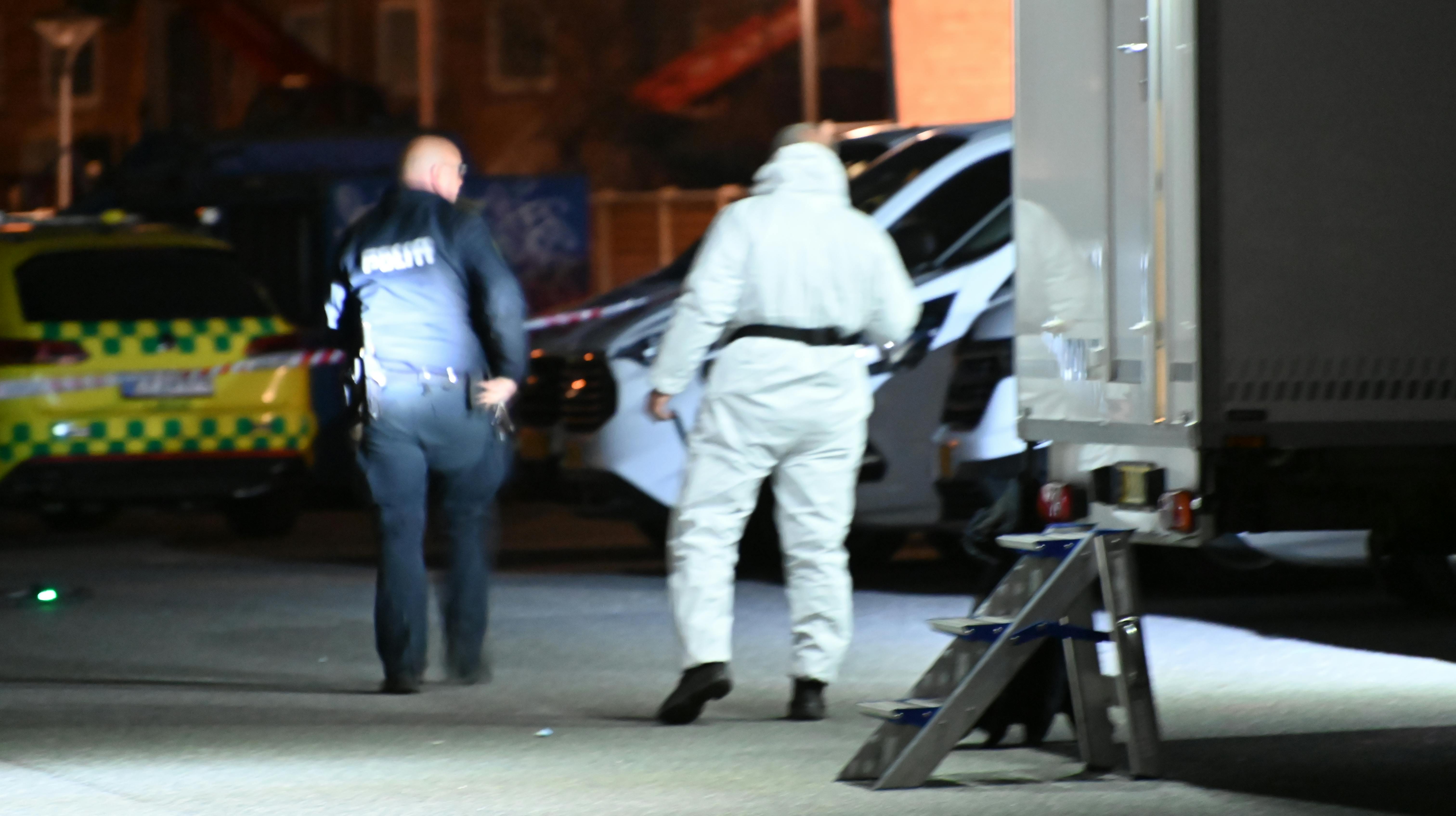 Politiet og deres teknikere arbejdede ved gerningsstedet i timerne efter drabet.