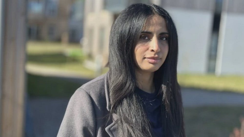 Ved et tilfælde opdagede Sundas Chaudhry, at en læge, der havde forsøgt at få hende på date, har slået hendes oplysninger op i sundhedssystemet.