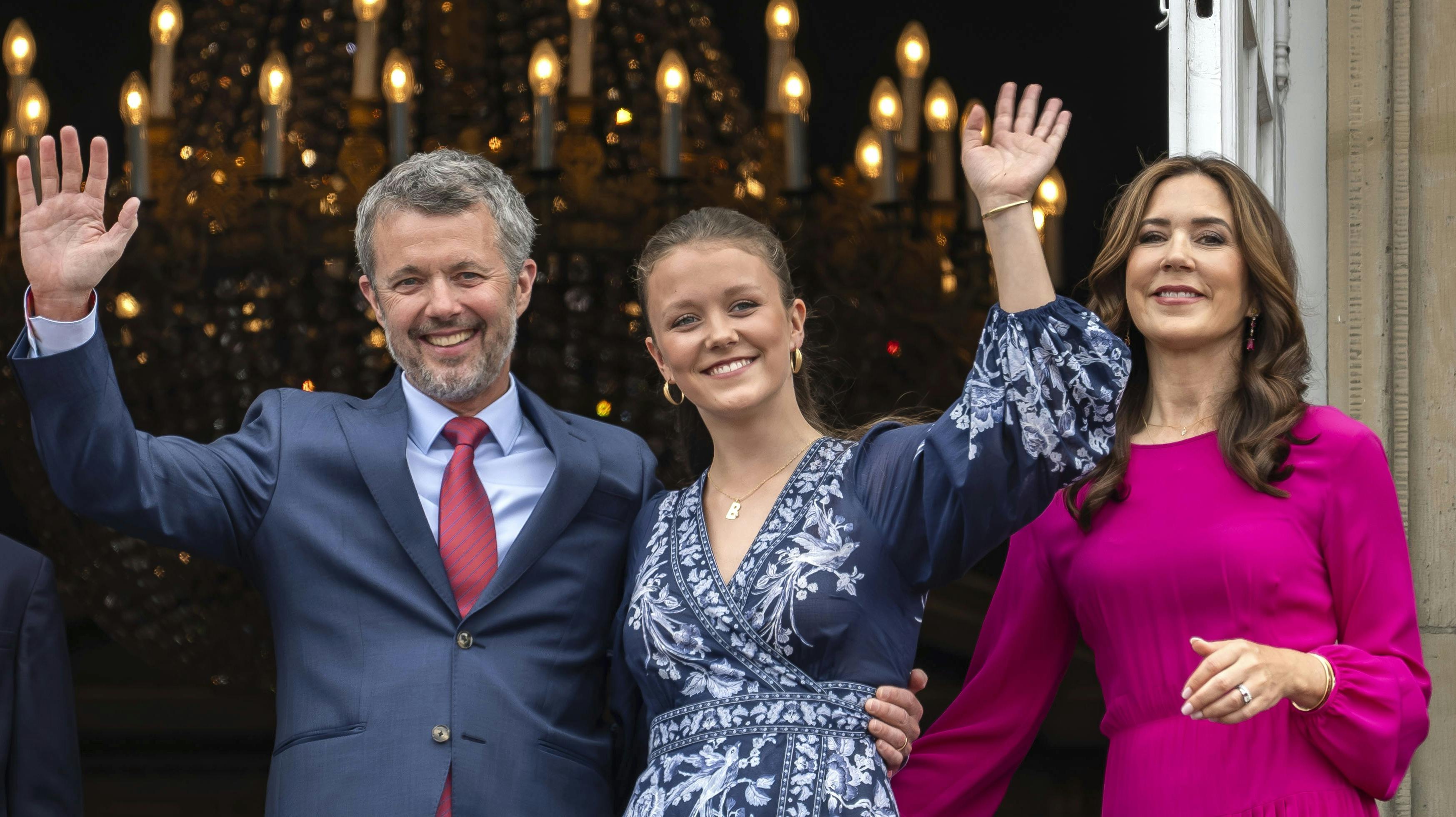 Sidste år var særligt kongeparret og kronprins Christian i fokus. Men fredag og på tirsdag i næste uge er det prinsesse Isabella, som meget snart fylder 18 år, som er i centrum i kongehuset.