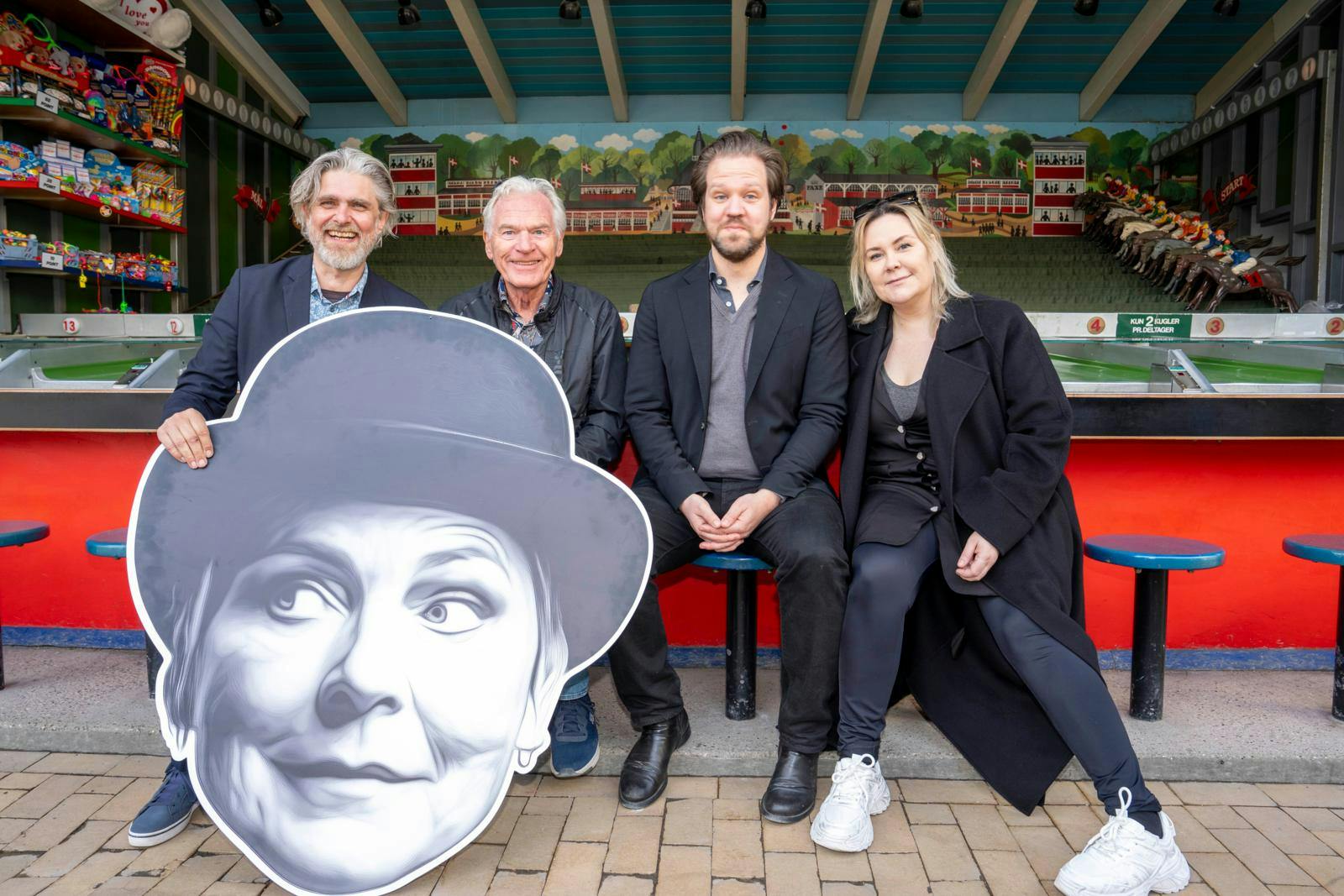 Var det et signal? Da revyen forleden blev præsenteret, var Søs Egelind alene med som et papskilt.