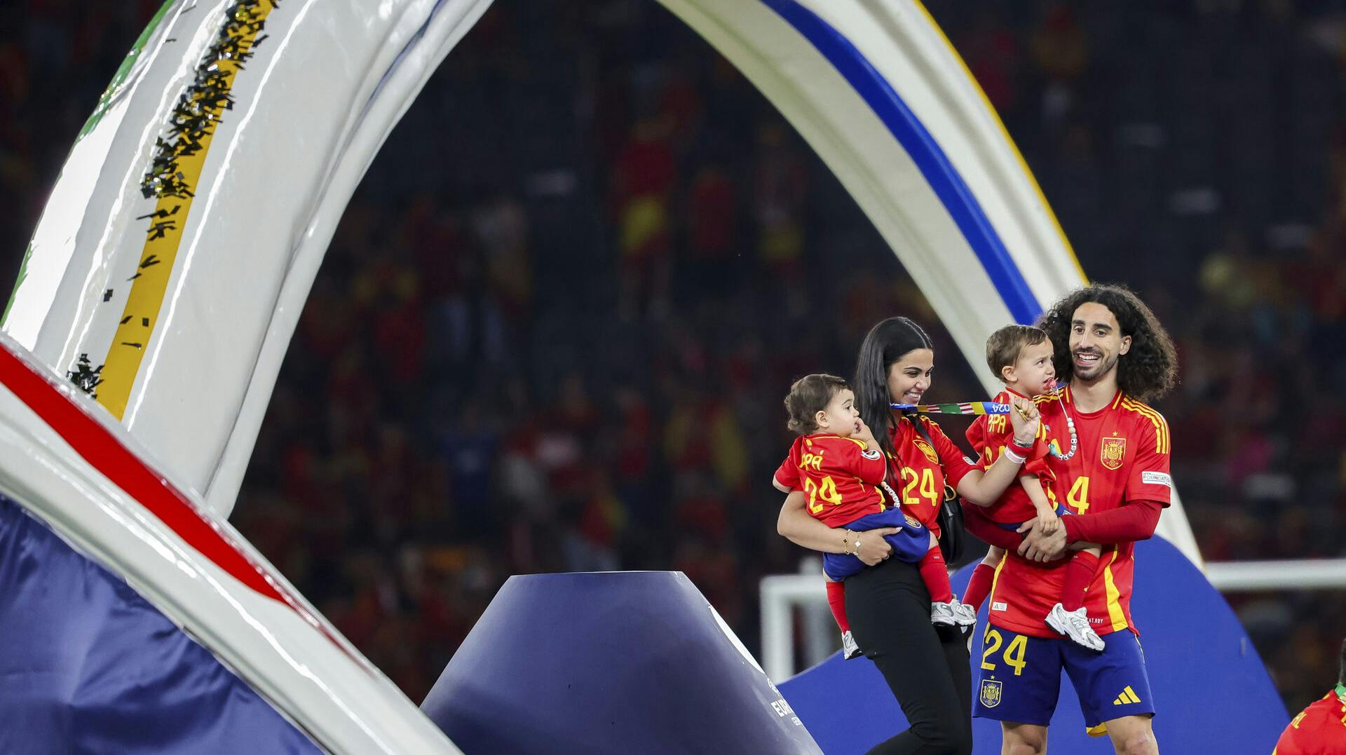 Marc Cucurella og Claudia Rodriguez med deres børn. 