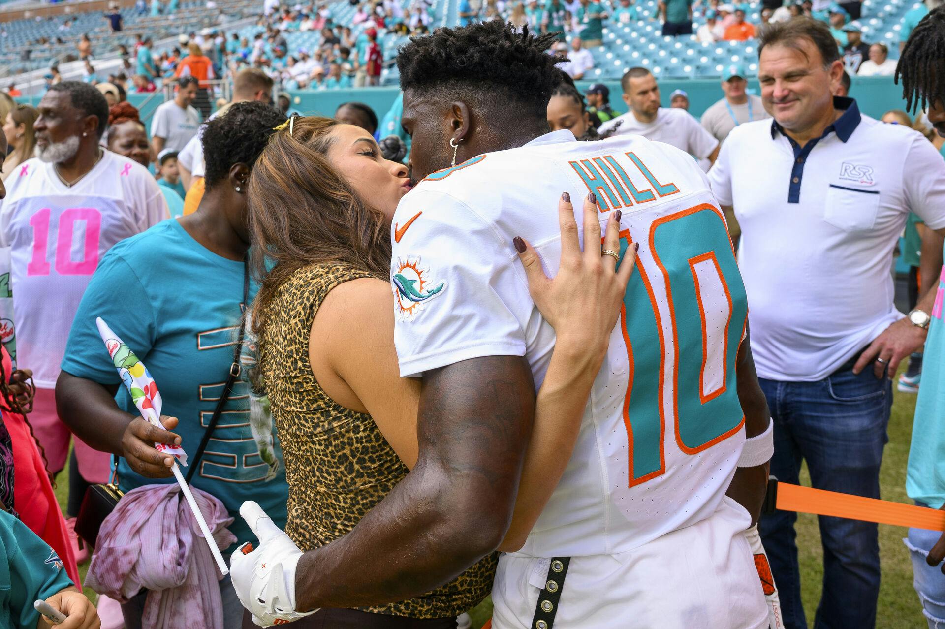 Miami Dolphins wide receiver Tyreek Hill (10) kisses his pregnant wife Keeta Vaccaro on the sidelines before an NFL football game against the Arizona Cardinals, Sunday, Oct. 27, 2024, in Miami Gardens, Fla. (AP Photo/Doug Murray)